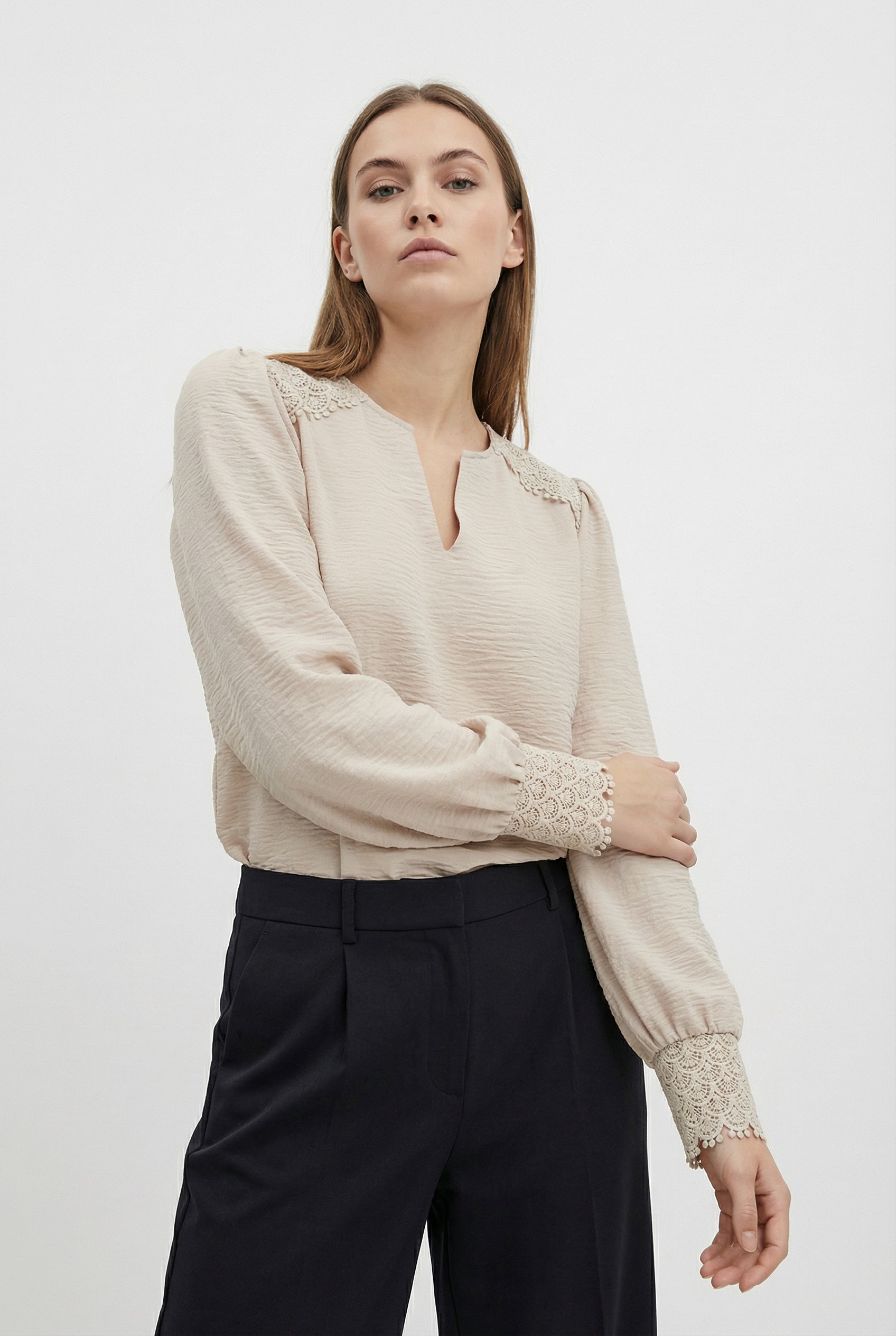 Image of ONLY Langarmbluse "ONLCERENA METTE L/S LACE VNECK TOP WVN" Kunstfaser, regular fit, V-Ausschnitt