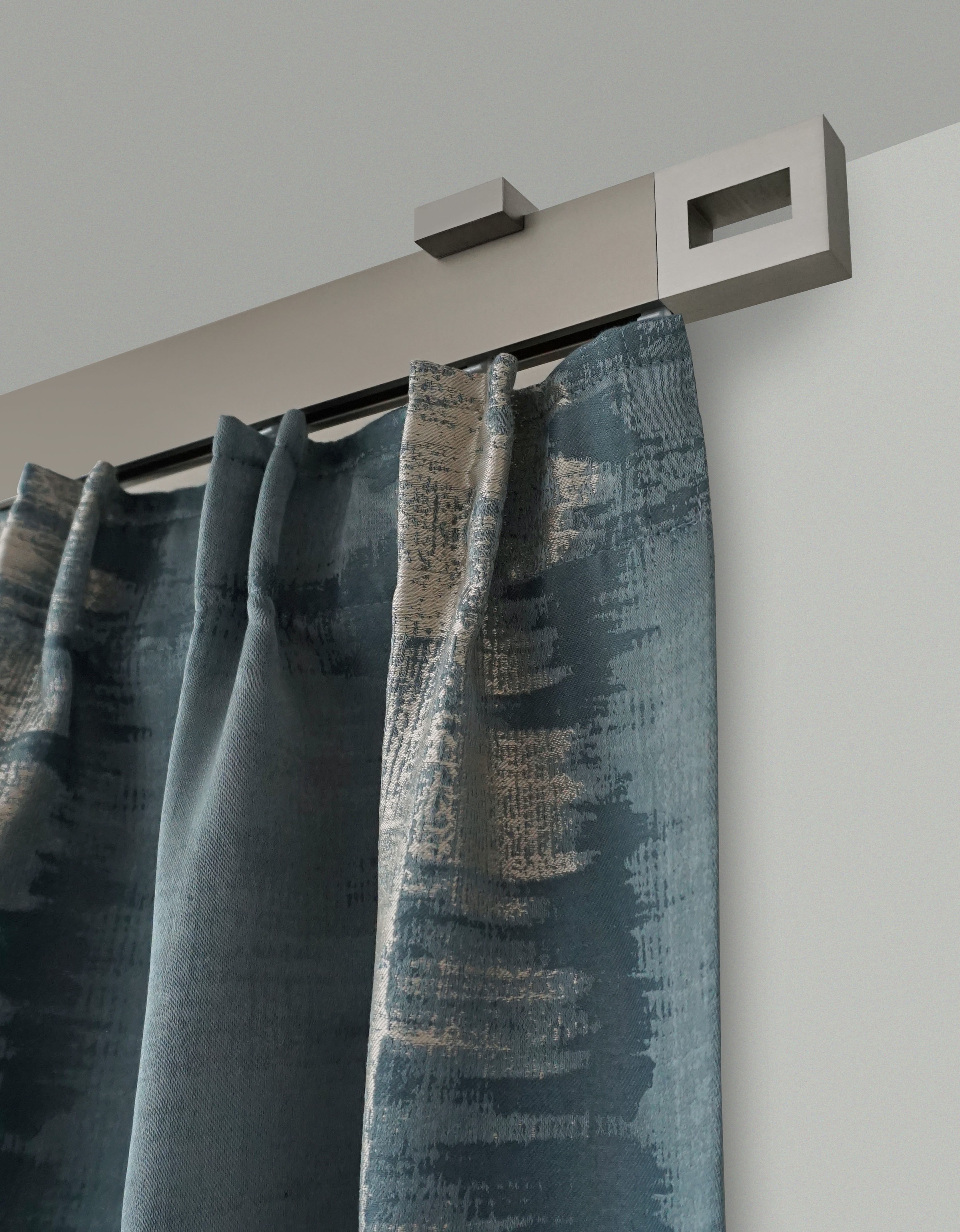 Image of GARESA Gardinenstange »FLAT«, 1 läufig-läufig, Wunschmasslänge, Rechteckprofil, Deckenmontage, perfekter Lauf, modern, mit Profilverbinder verlängerbar bei Ackermann Versand Schweiz