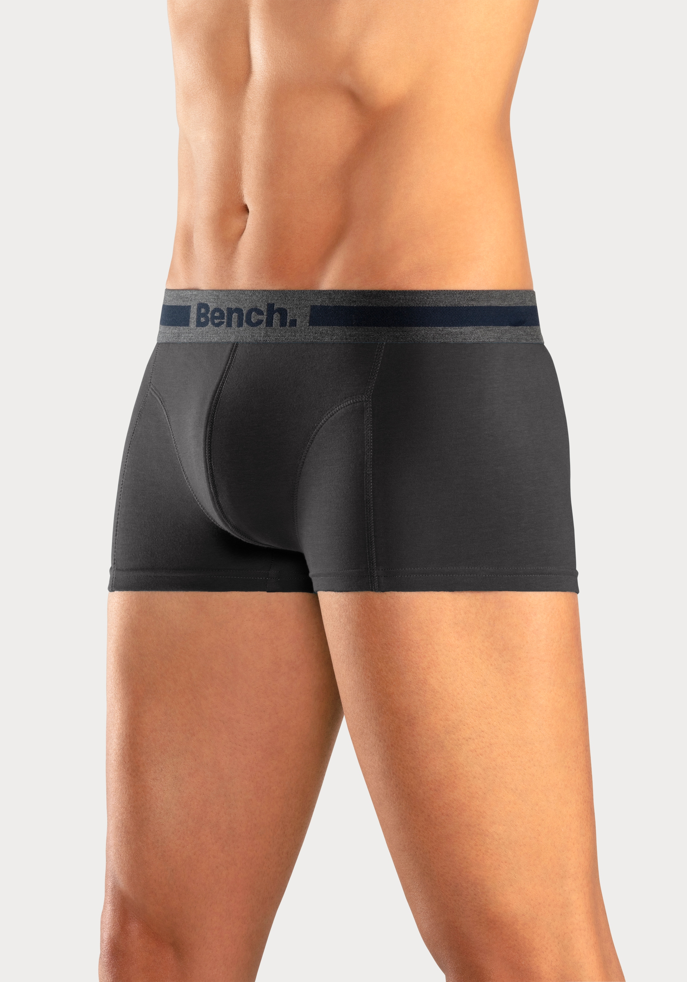 Bench. Boxershorts, (Packung, 4 St.), in Hipster-Form mit Overlock-Nähten vorn