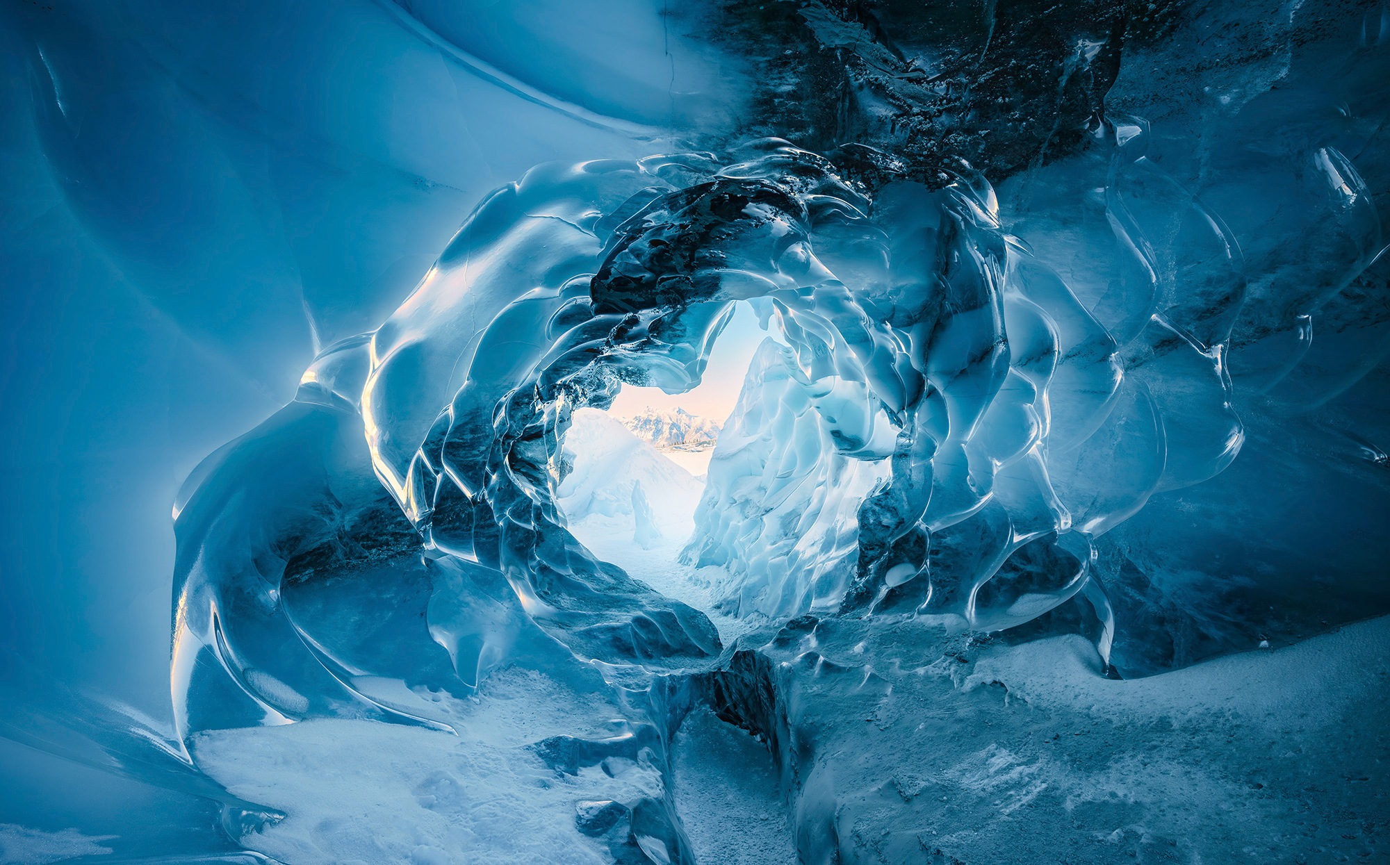 Image of Komar Vliestapete "Digitaldruck Vlies - The Eye of the Glacier - Grösse 450 x 280 cm" bedruckt glatt Wohnzimmer, Schlafzimmer