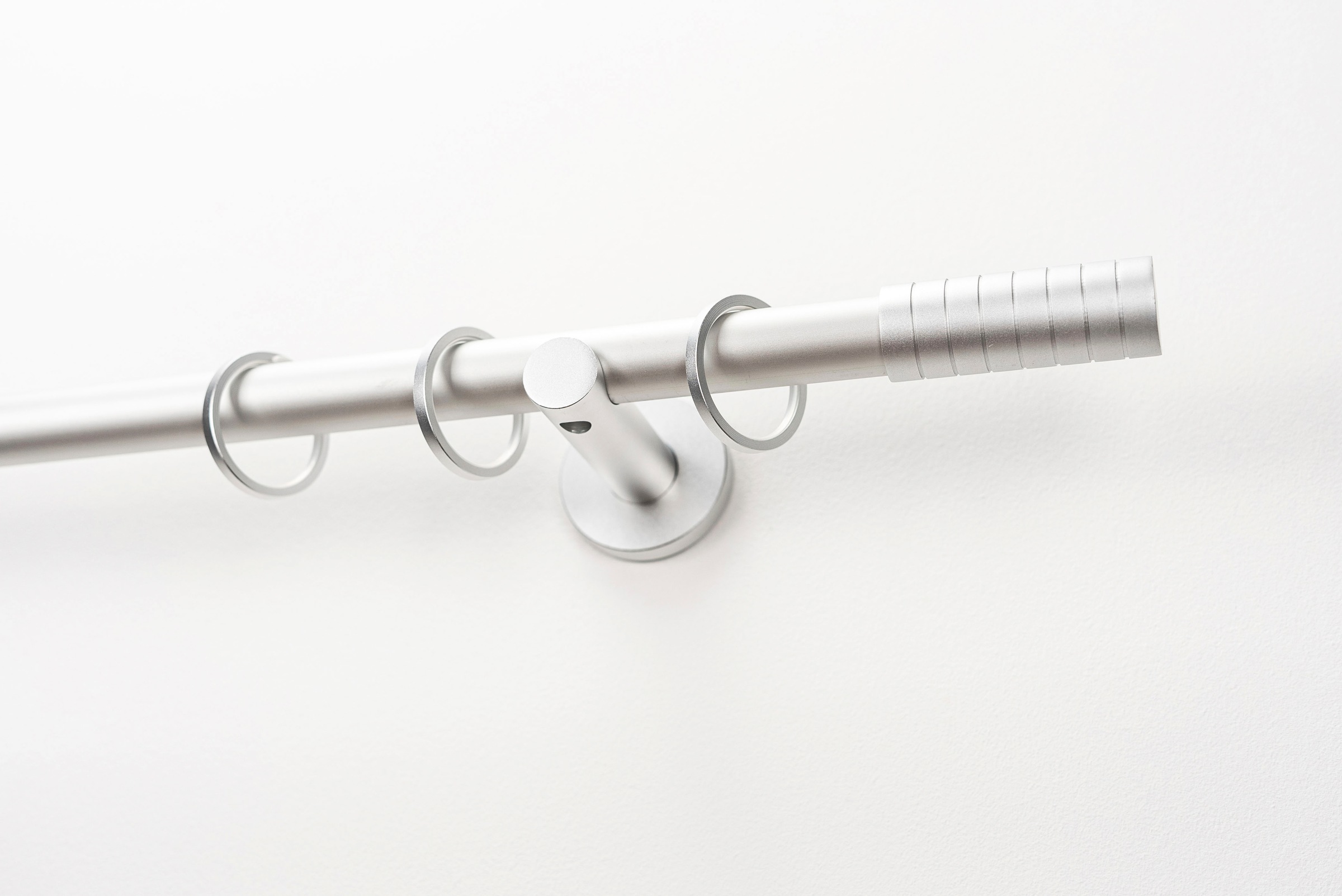 Image of GARESA Gardinenstange »EASY«, 1 läufig-läufig, Wunschmasslänge, Vorhanggarnitur, einfache Montage, mit Stangenverbinder verlängerbar, Wandmont., Endk. M. Streifen, Aluminium, mit Ringe bei Ackermann Versand Schweiz