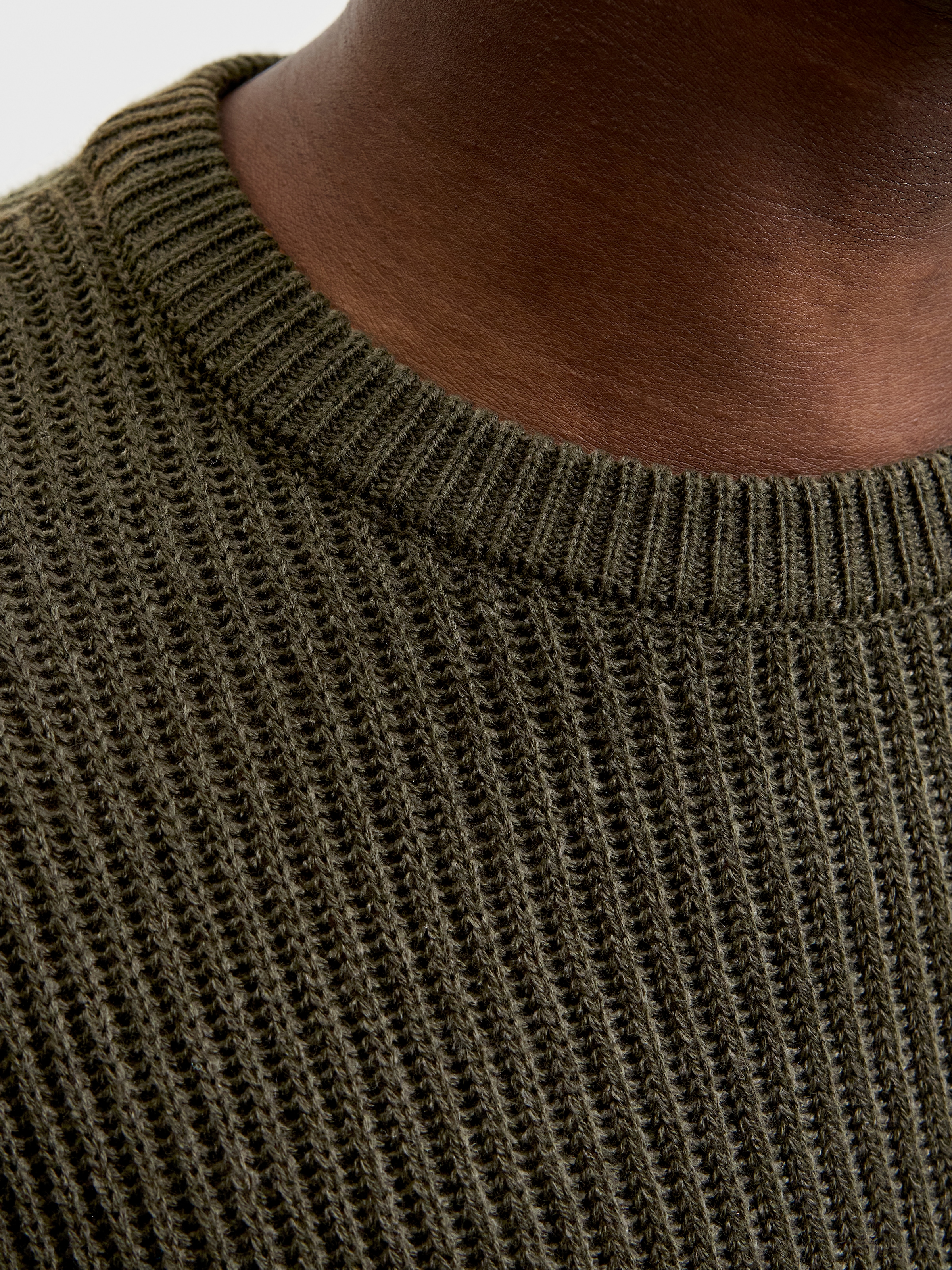 Jack & Jones Pull à col rond »JJPANNEL KNIT CREW NECK AW26« mélange de matériaux, coupe régulière