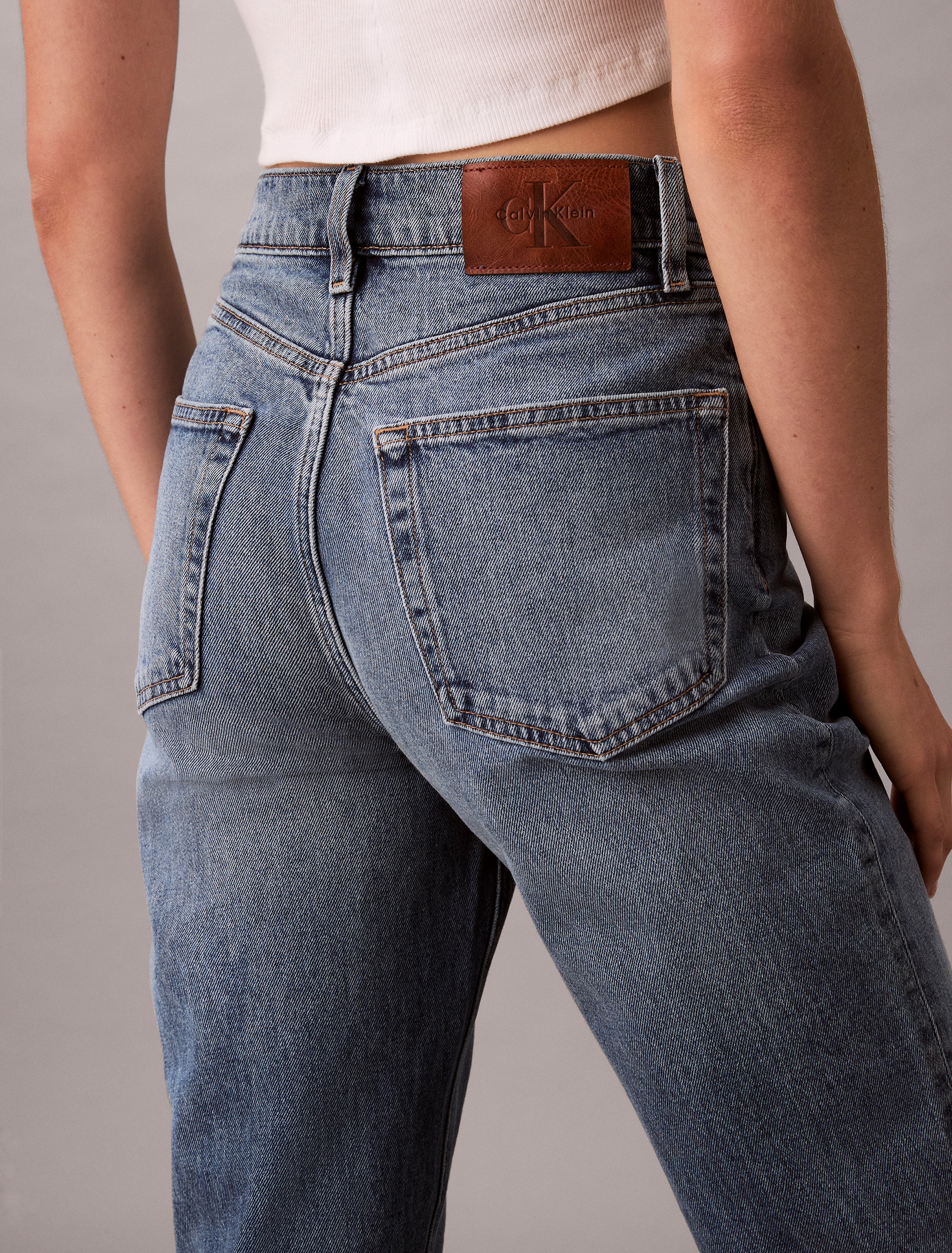 Calvin Klein Jeans Jeans mom »NEW MOM JEAN« mit Markenlabel am Bund