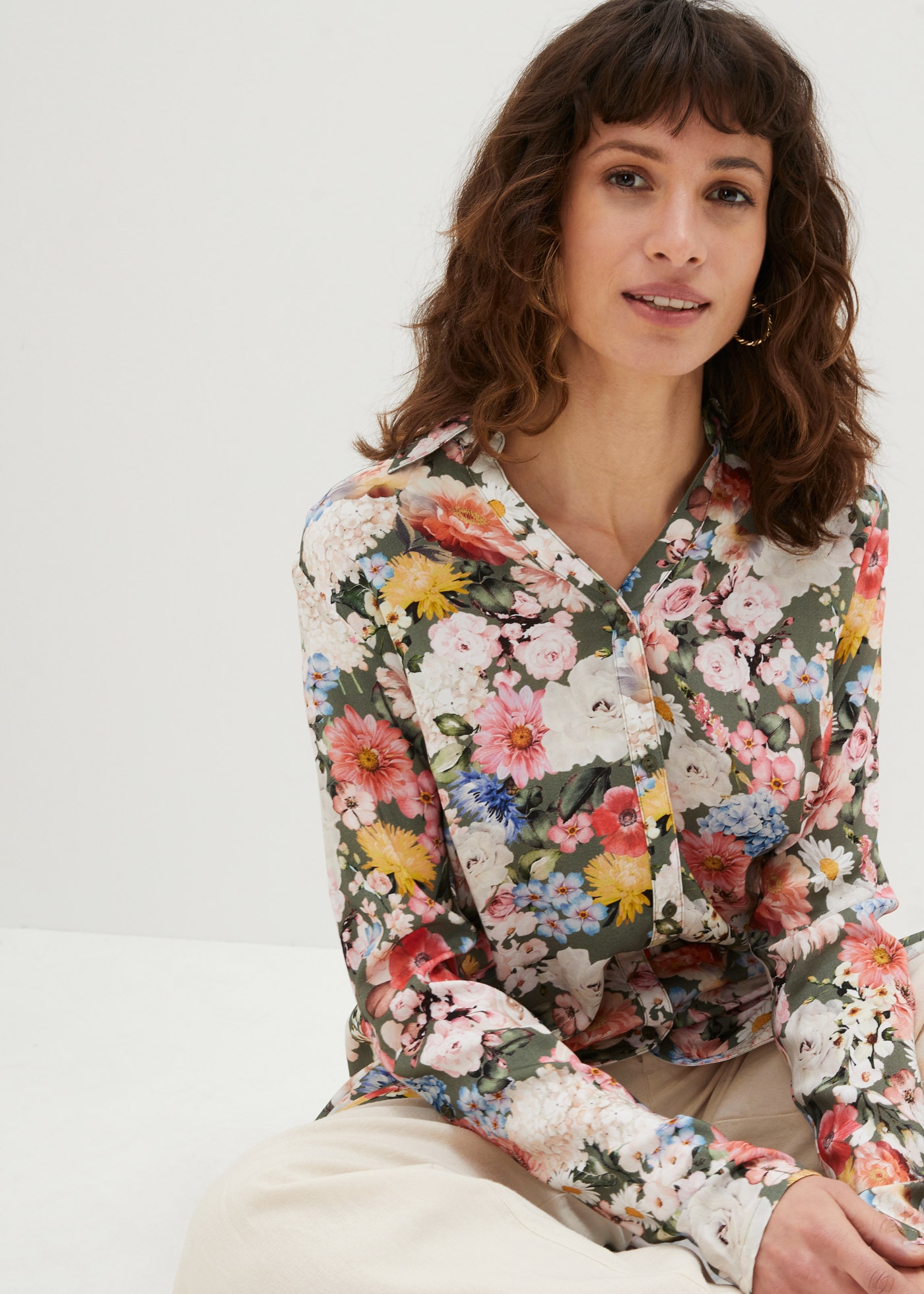 bonprix Chemisier long »Longbluse aus fliessender Viskose« extrem lange Form, aus Viskose, mit Blütendruck, mit Hemdblusenkragen