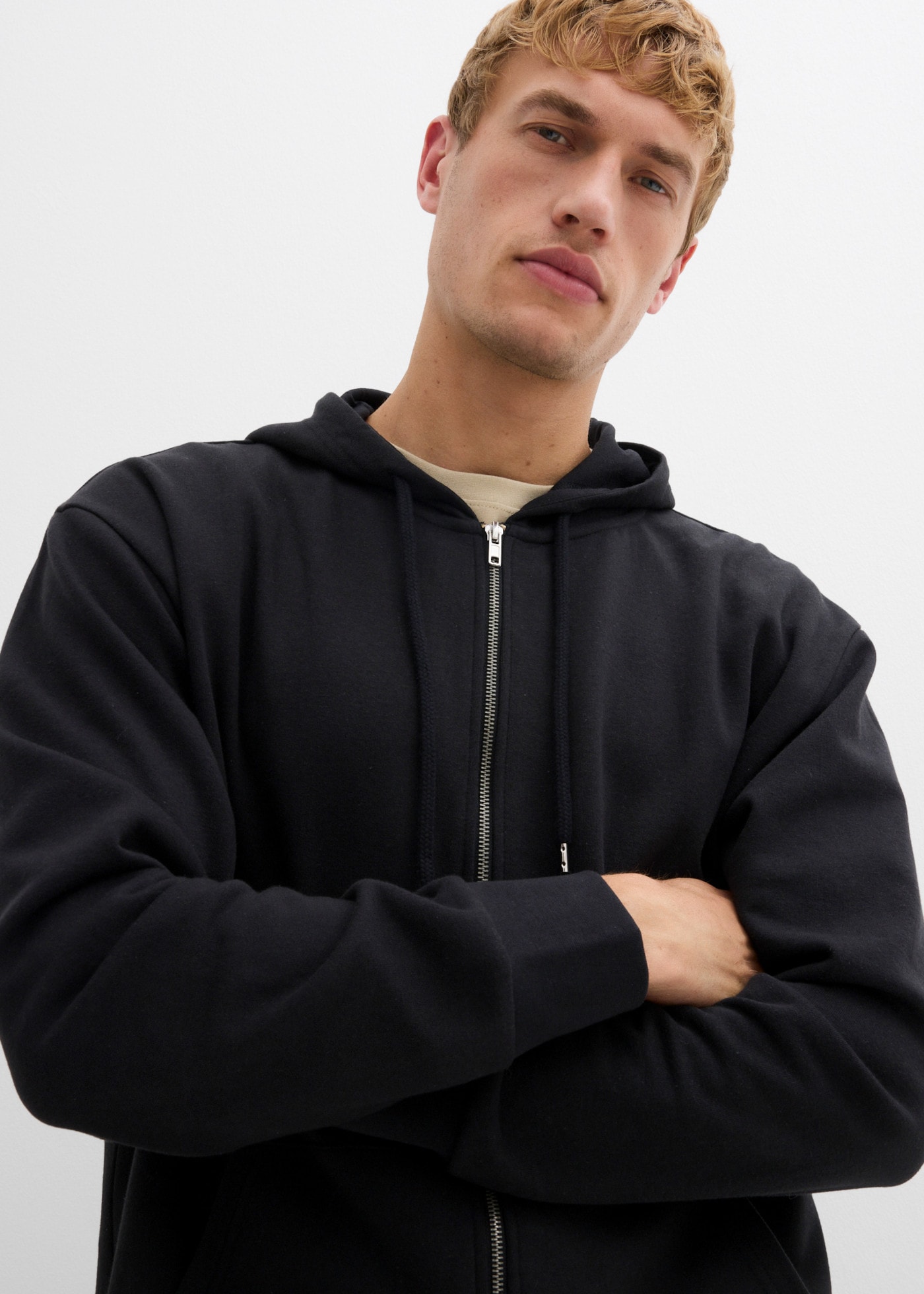 bonprix Kapuzensweatjacke lockere Passform, aus Baumwolle und Polyester, im Basic-Stil