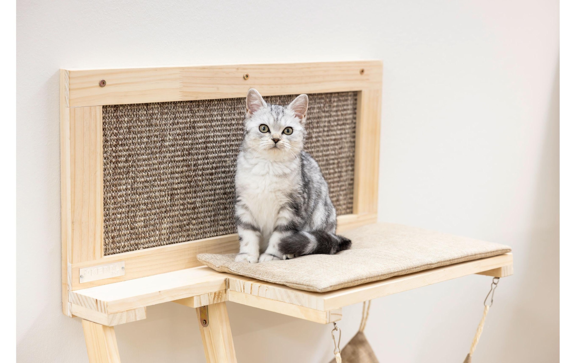 Kerbl Chaise longue pour chats »Timber 58 x 32 x 89 cm« Katzenliegebrett zur Wandmontage