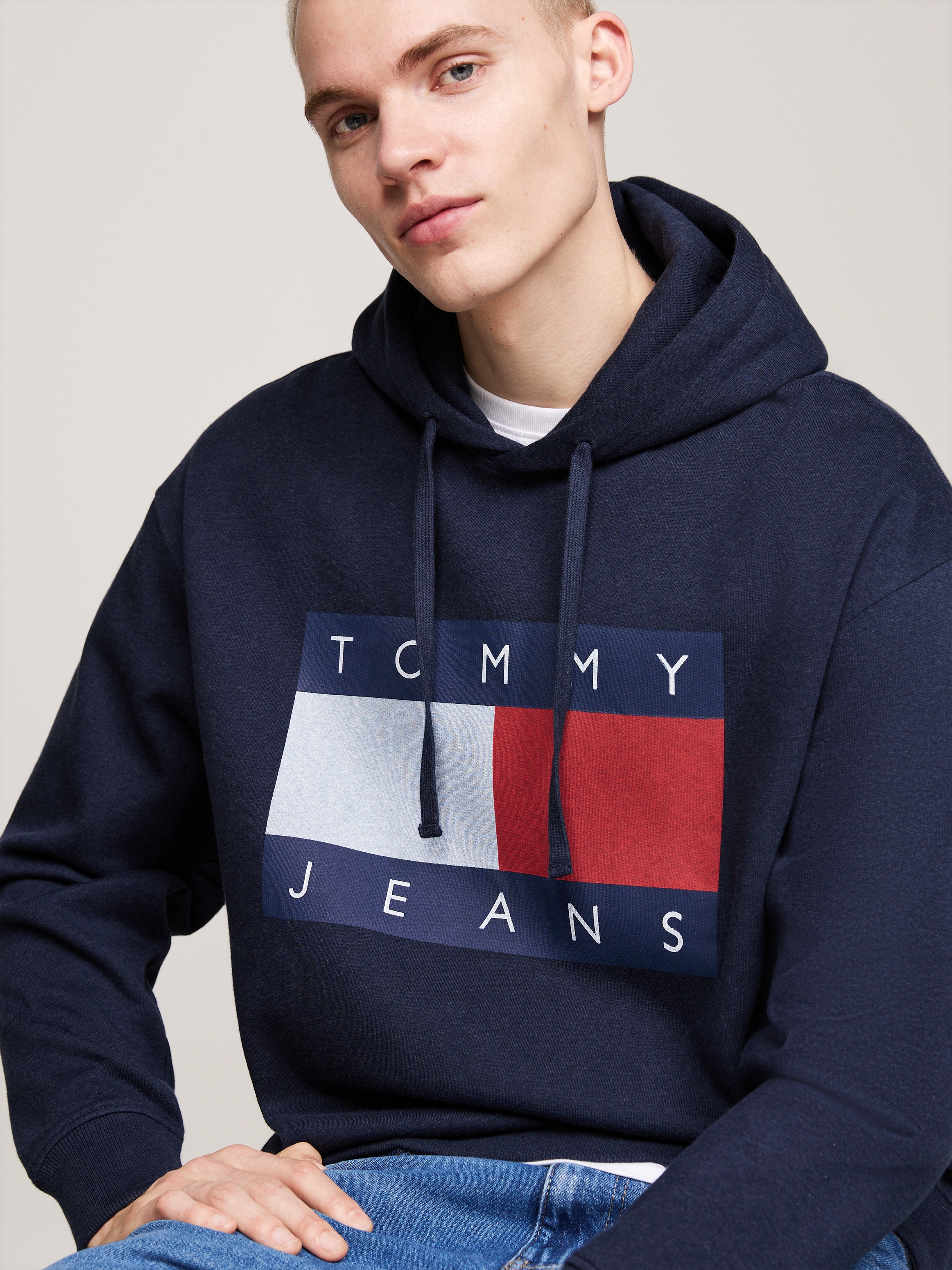 Tommy Jeans Sweatshirt »TJM RLX MELANGE FLAG HOODIE«, mit bedruckten Markenlogo auf Brusthöhe