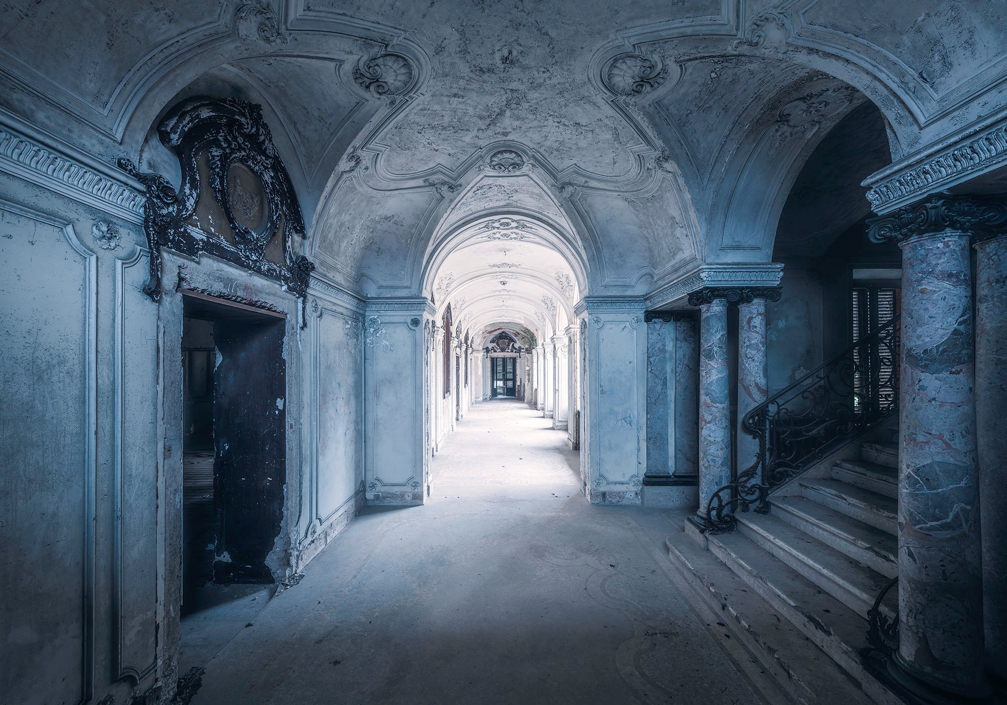 Image of Komar Vliestapete »Villa Blue«, bedruckt-Barock-Destroyed-Effekte, lichtbeständig und wasserfest bei Ackermann Versand Schweiz