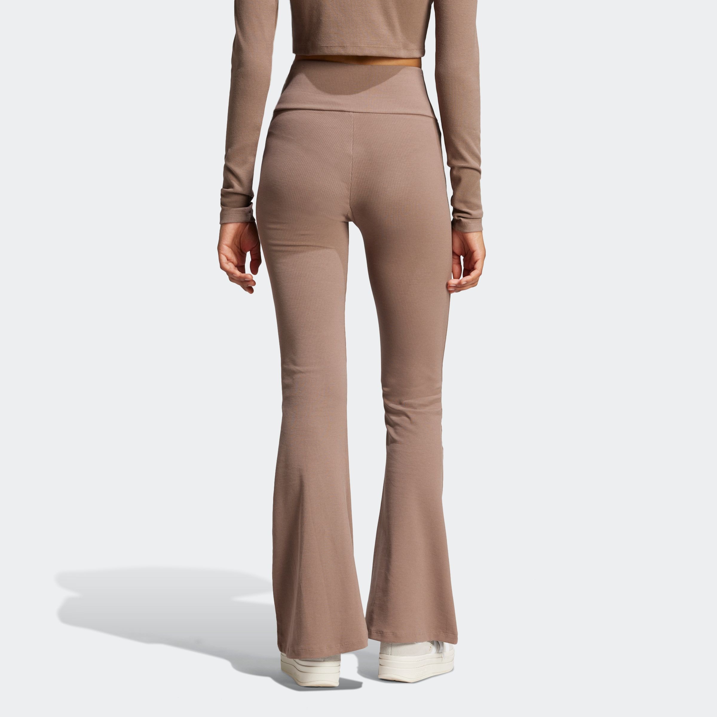 adidas Originals Leggings »ESS FL LEGGINGS«, (1 tlg.), stylishe Leggings mit ausgestelltem Beim und Ripp Optik