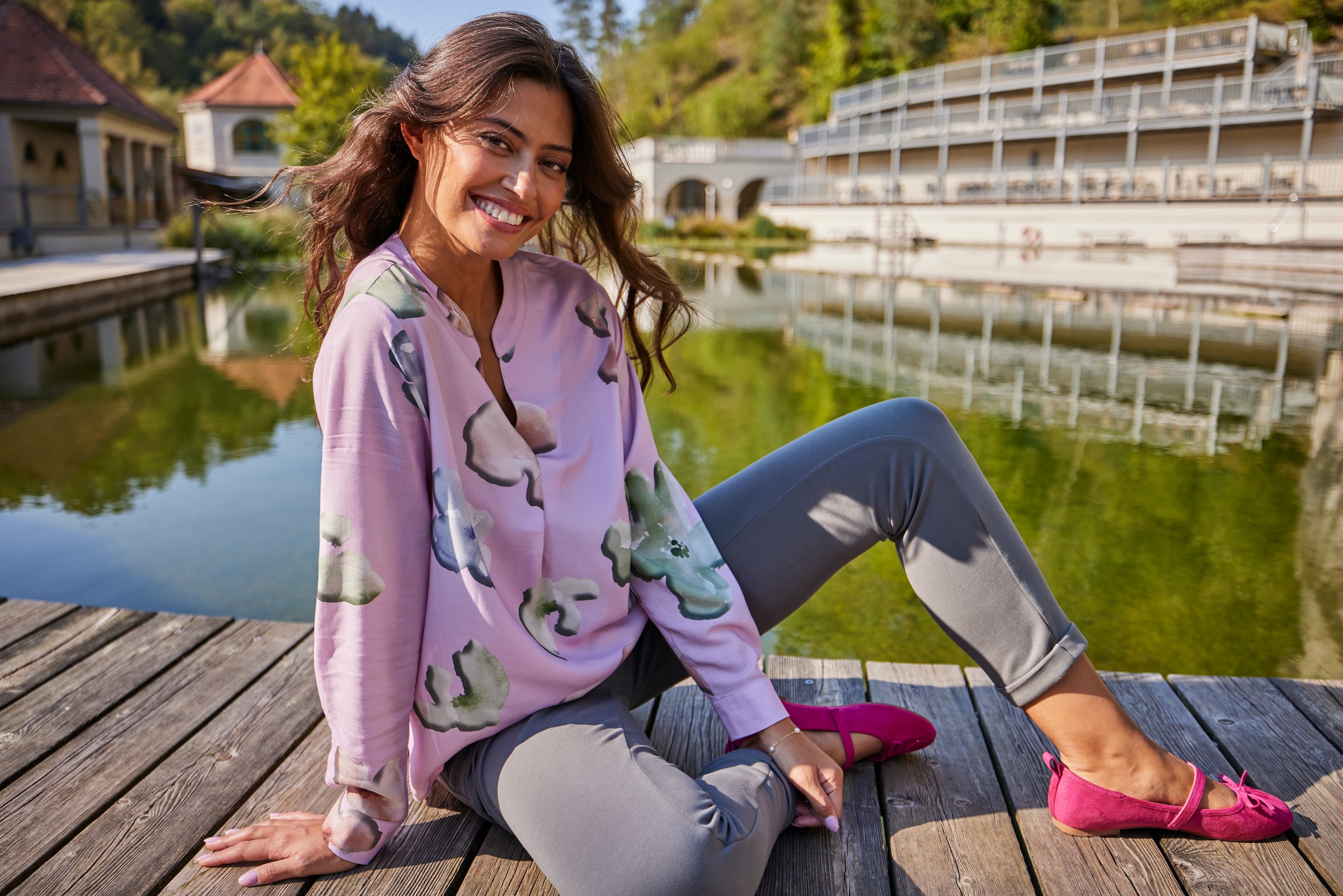 Aniston SELECTED Schlupfbluse, mit ausdrucksvollen und malerischen Blumendruck