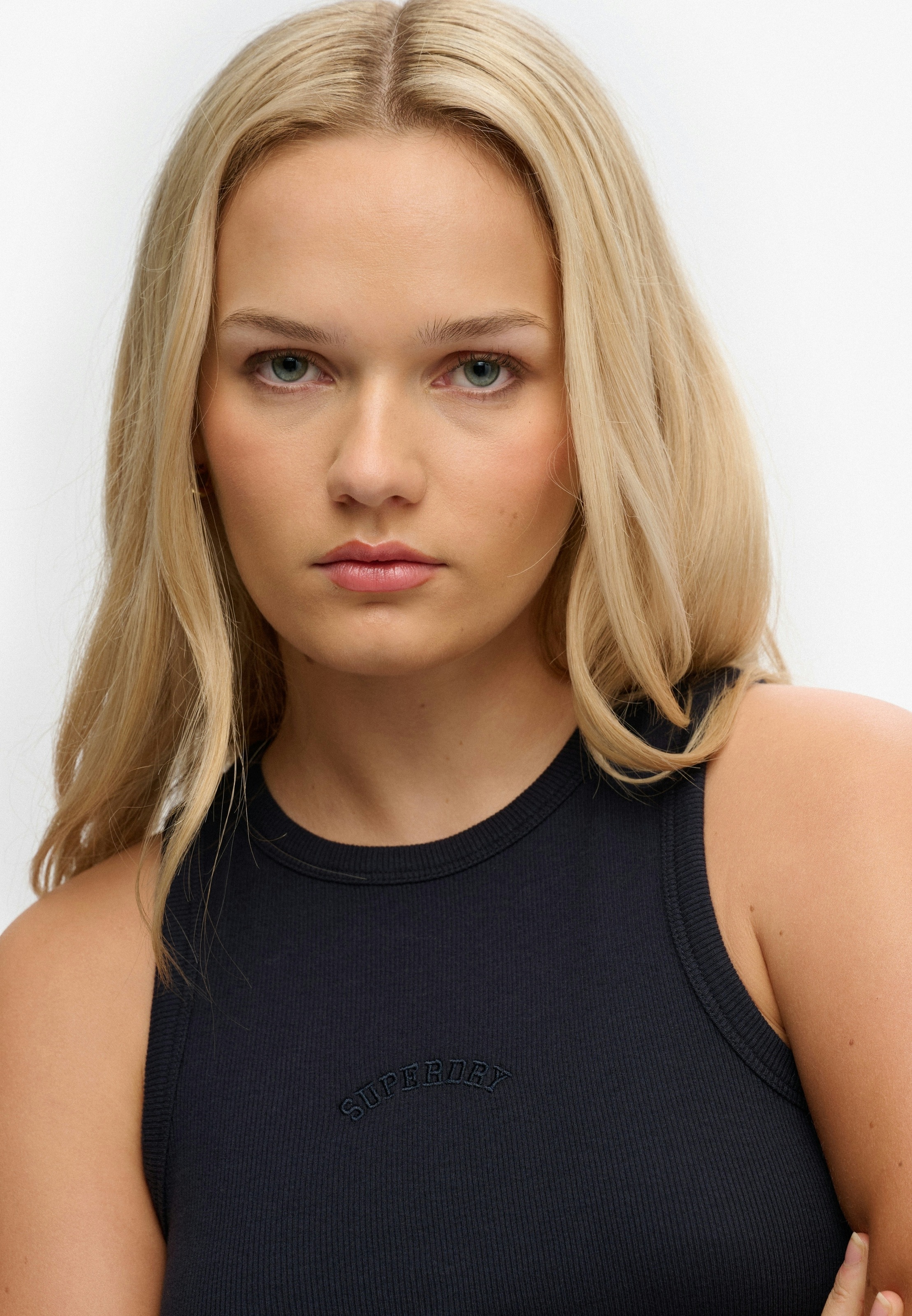 Superdry Tanktop »ESSENTIAL LOGO RACER VEST« aus Baumwolle, Regular Fit, mit Rundhalsausschnitt, ärmelloses Design