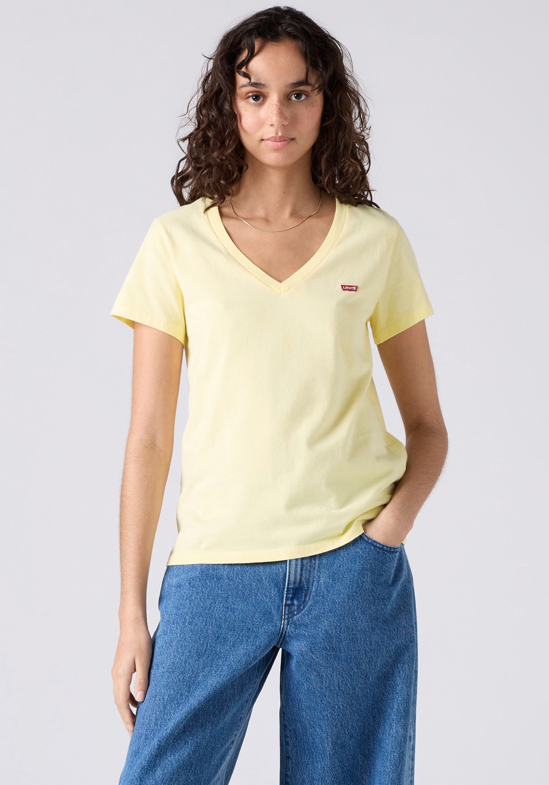 Levi's® V-Shirt »Perfect Tee« mit kleinem Batwing- Logo