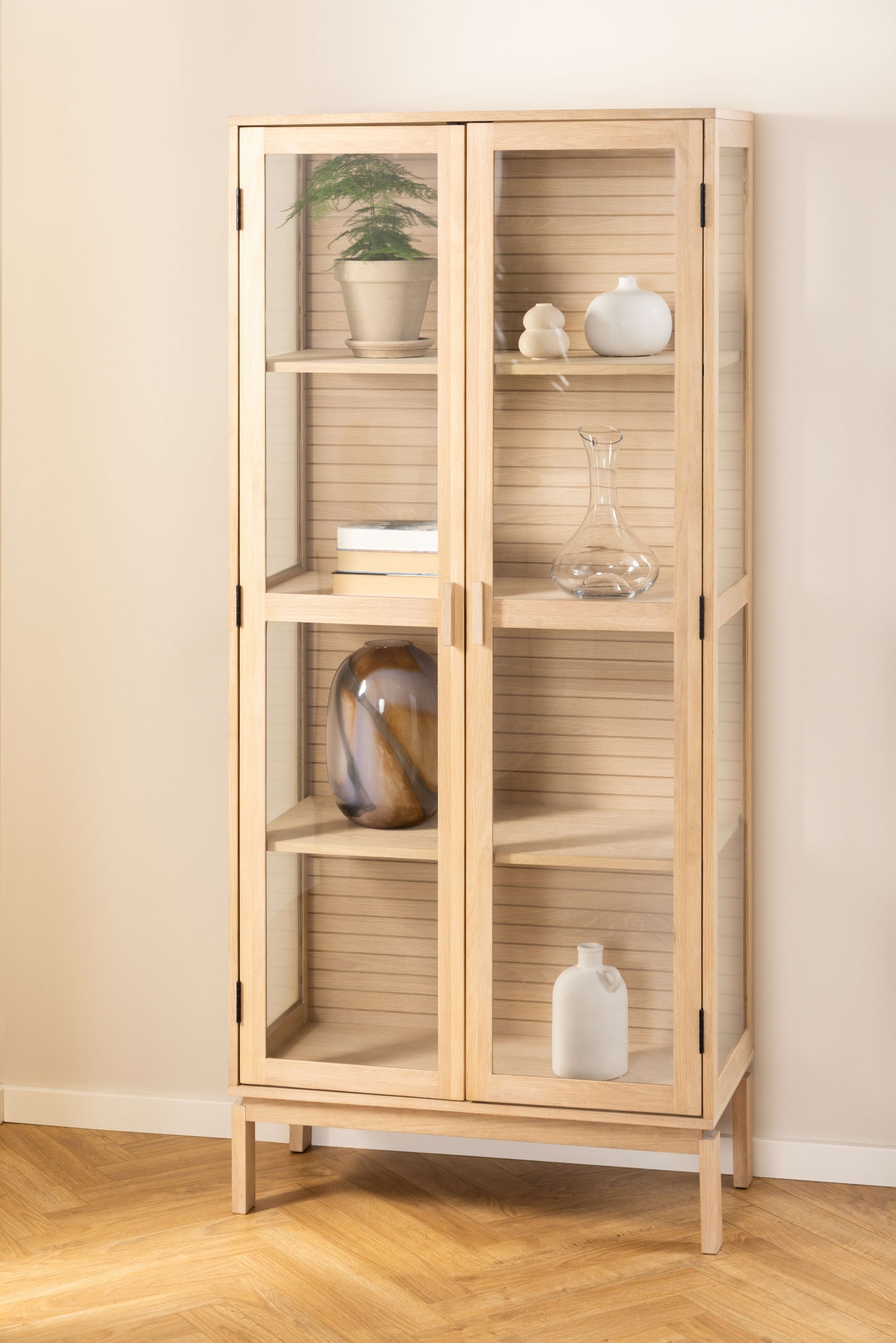 Image of ACTONA GROUP Stauraumschrank "Linley Vitrine, Mehrzweckschrank," Eichenfurnier/Eiche, Lamellenrücken, 3 Einlegeböden, 2 Glastüren