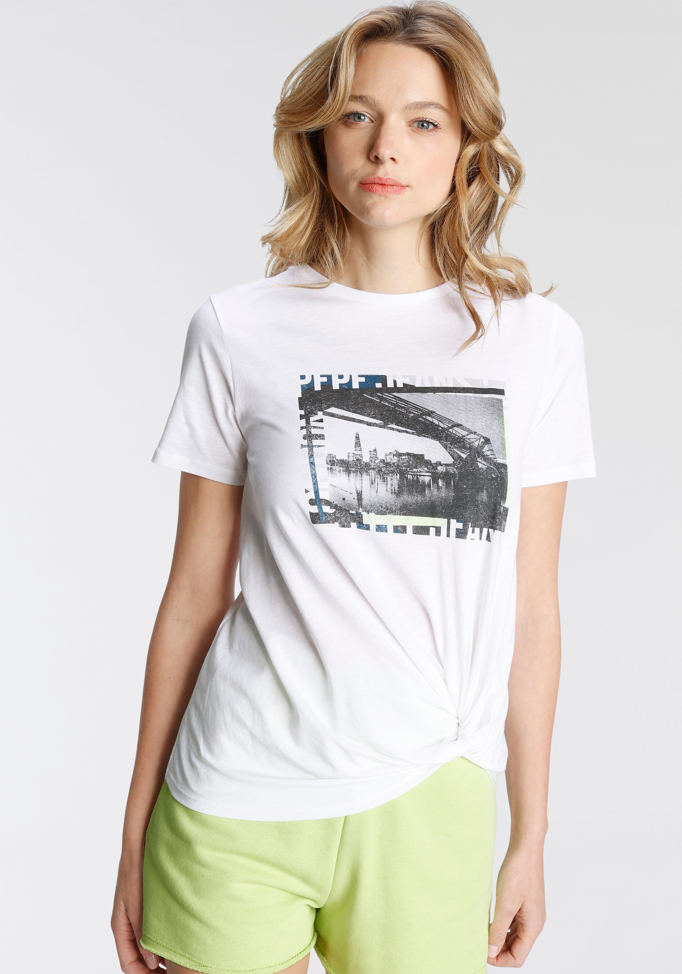 Image of Pepe Jeans Kurzarmshirt »DAIA«, mit tollem City-Foto-Print im Brustbereich und seitlich zum Knoten bei Ackermann Versand Schweiz