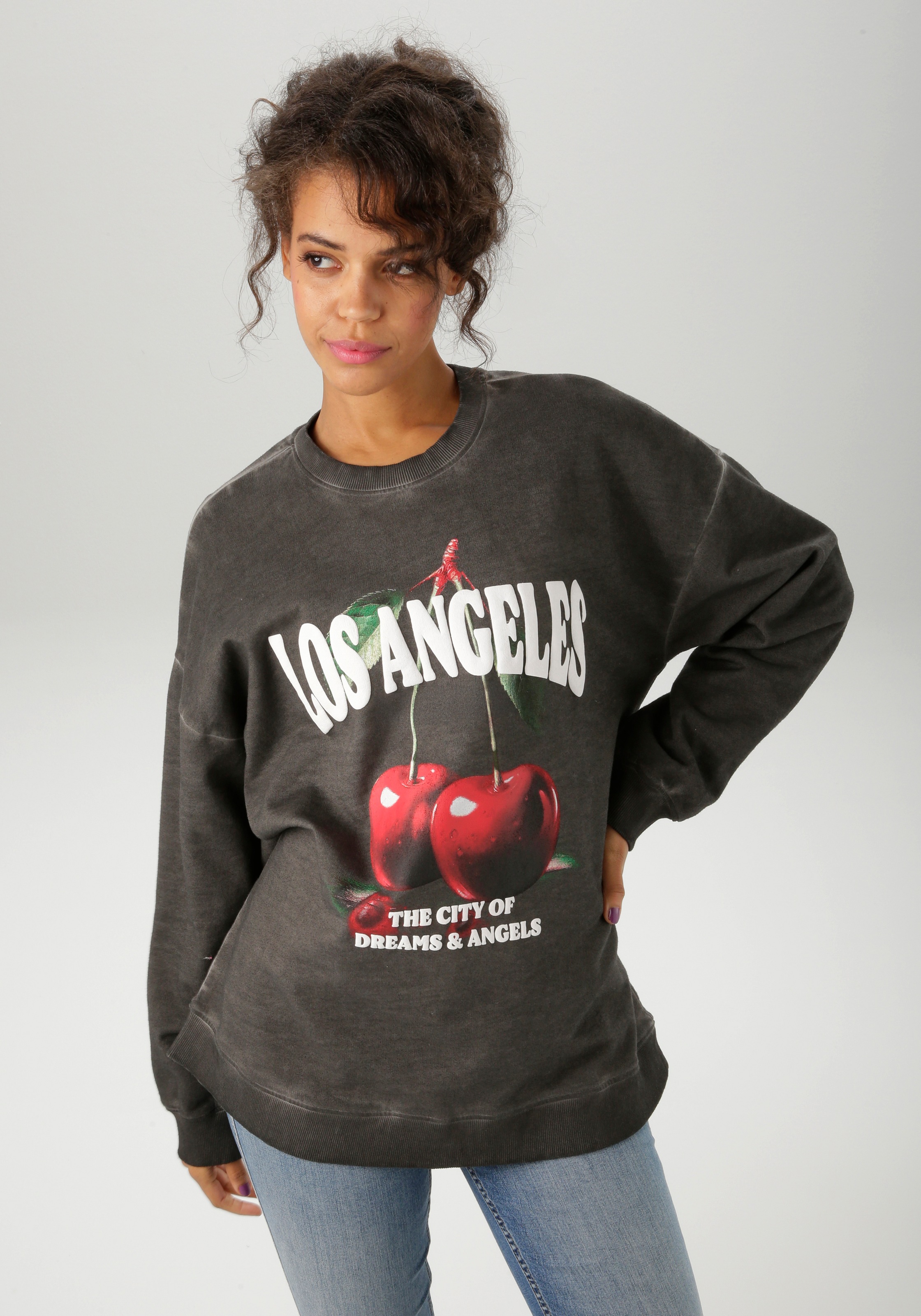 Image of Aniston CASUAL Sweatshirt, mit knackigen Kirschen und Schriftzügen bedruckt