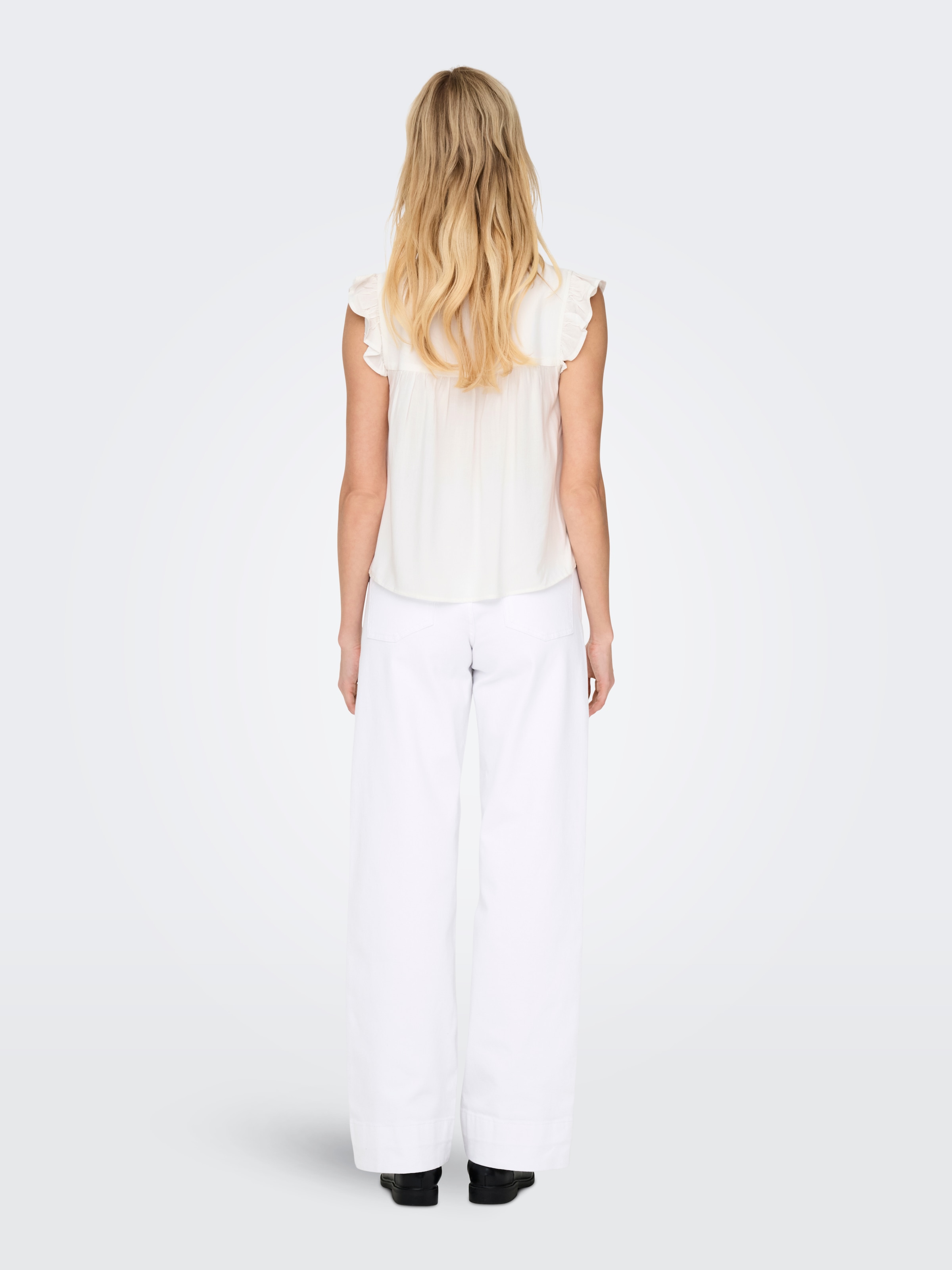 ONLY Top à volants »ONLVESTINE S/S TOP WVN NOOS« Viscose, coupe ample, col rond