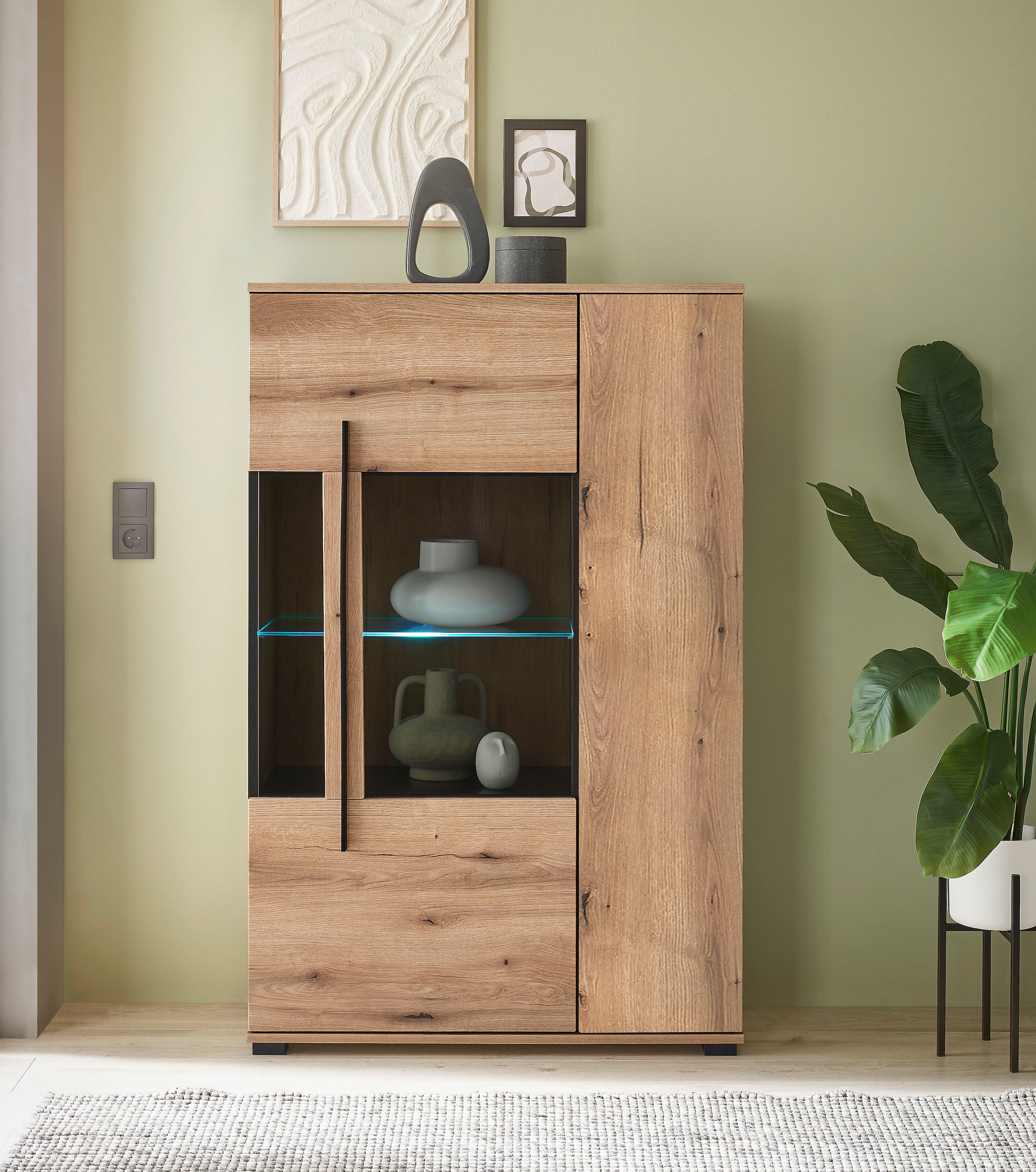 INOSIGN Vitrine »Cantara, Vitrinenschrank in Eiche Evoke oder weiss, Standvitrine«, schwarzer Stangengriff, ausreichend Stauraum, vielseitig einsetzbar