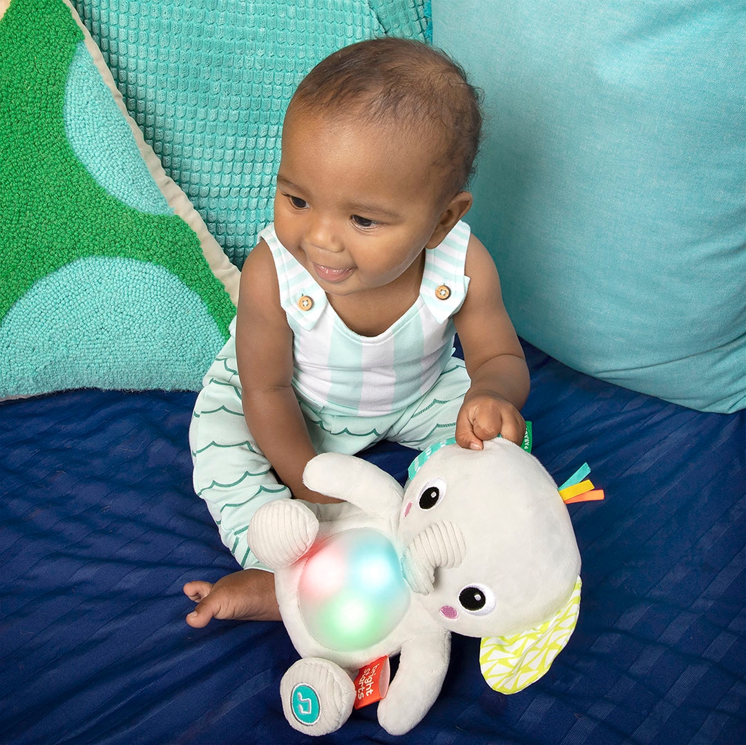 Bright Starts Figurine en peluche »Hug-a-bye Baby™ Musical Light Up Soft Toy​« mit Licht und Soundeffekten
