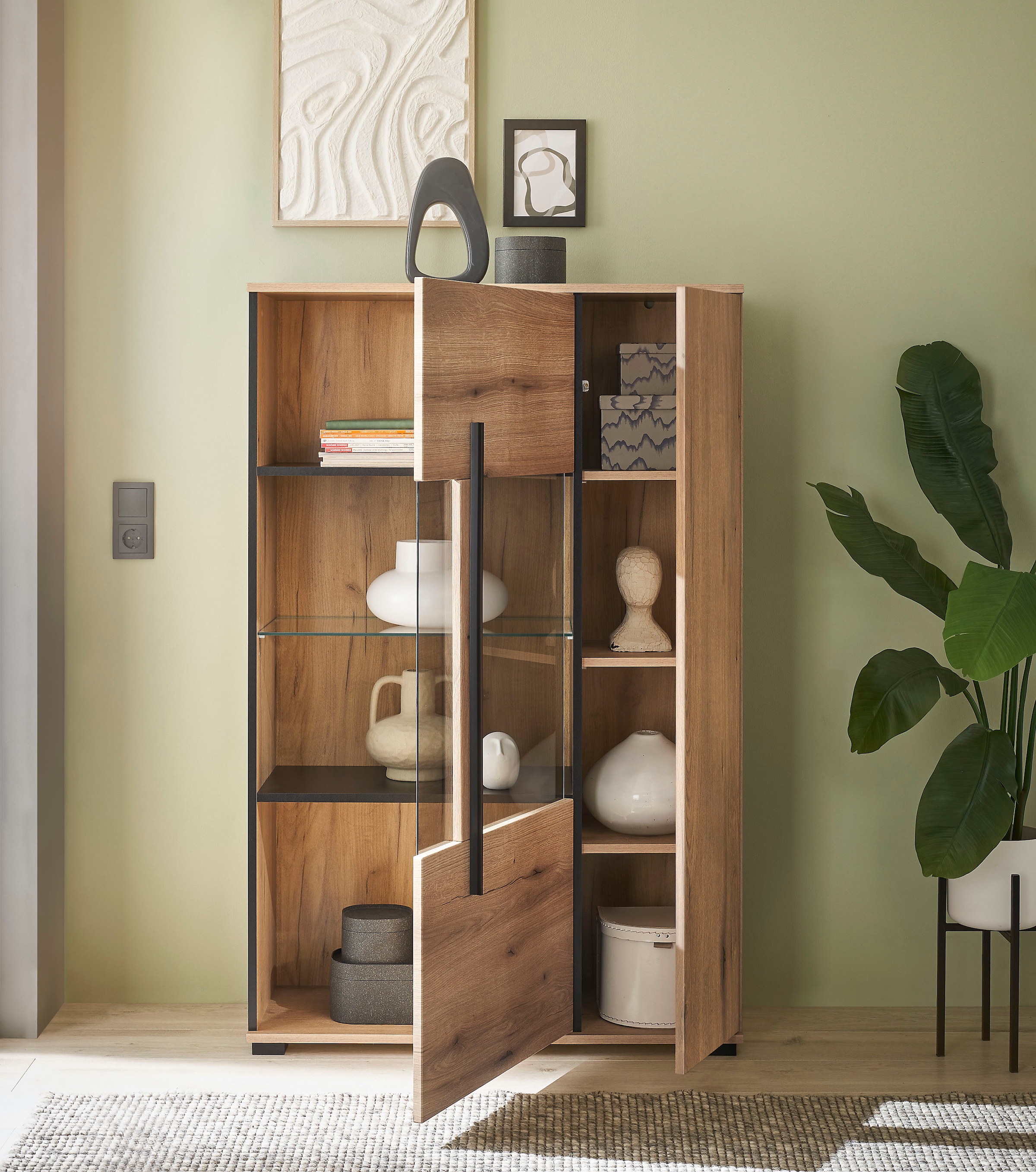 INOSIGN Vitrine »Cantara, Vitrinenschrank in Eiche Evoke oder weiss, Standvitrine«, schwarzer Stangengriff, ausreichend Stauraum, vielseitig einsetzbar