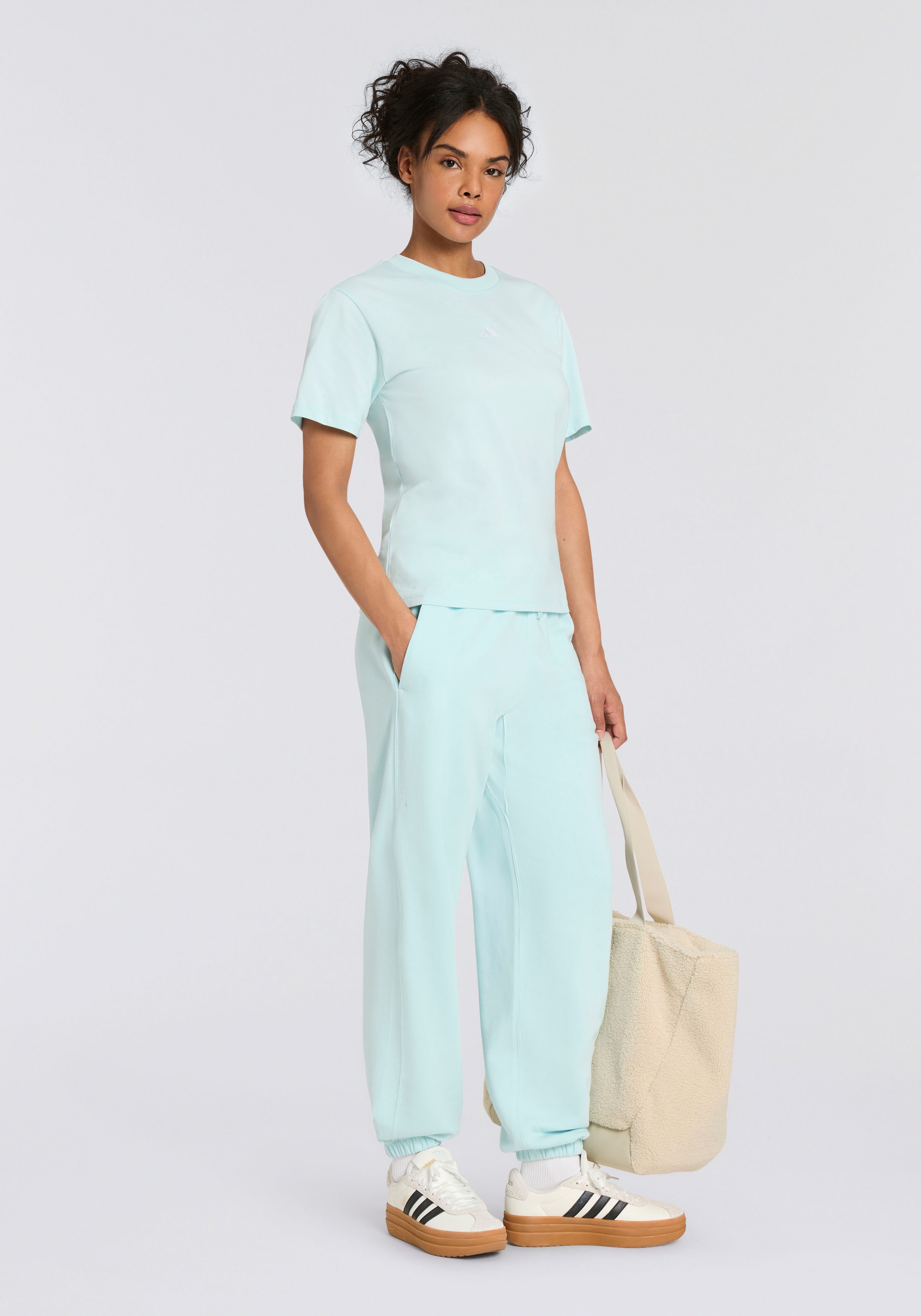 adidas Sportswear Sporthose »W ALL SZN FT PT«, (1 tlg.), Locker geschnitten, mittelhoher Bund