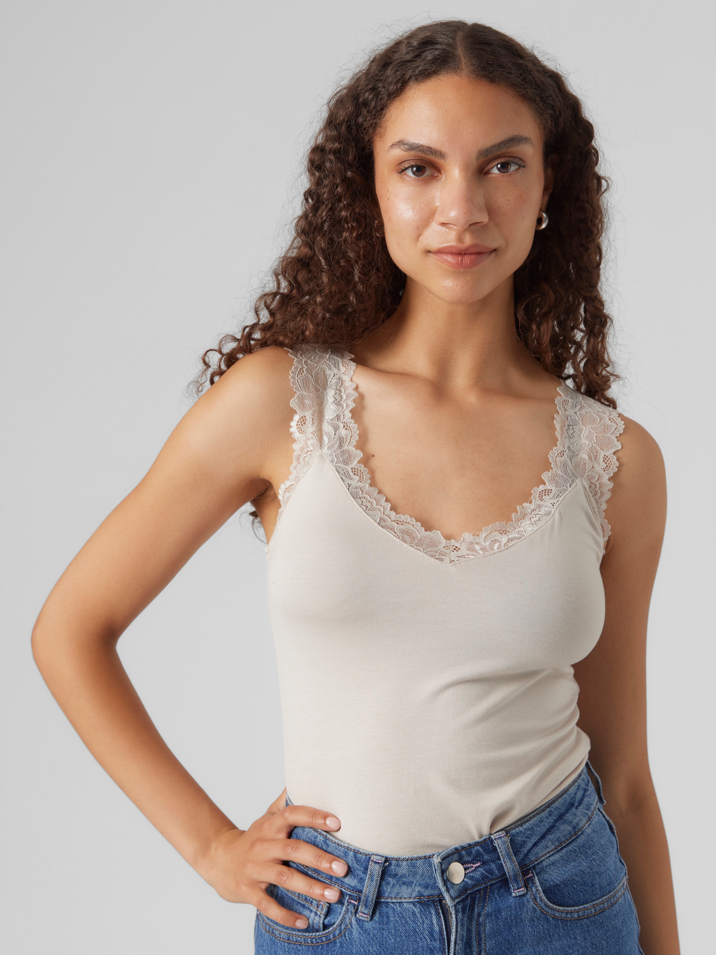 Vero Moda Top à bretelles »VMROSA SL TOP JRS NOOS« Viskosemischung, Spitzen Detail