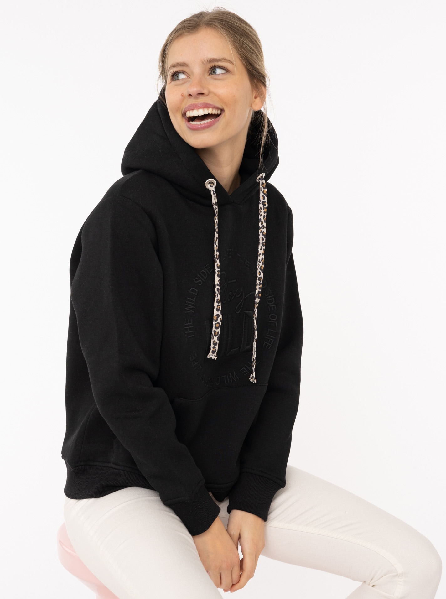 Image of Zwillingsherz Hoodie ""Nelina"", mit Leo Band und schlichter Stickerei "Stay Wild", Kapuze