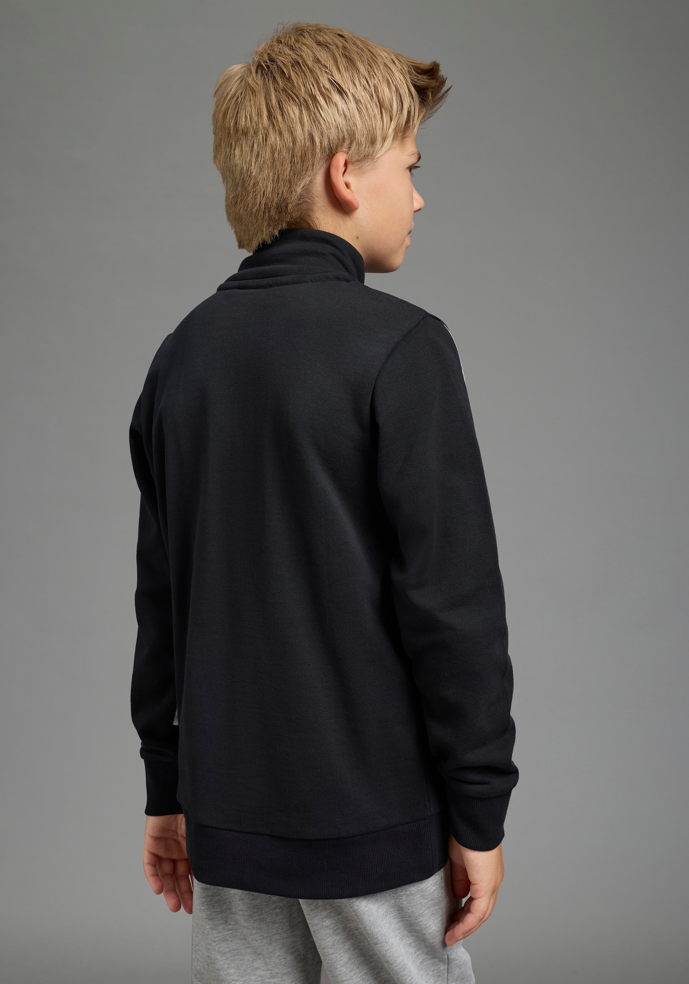 KangaROOS Sweat-shirt »Troyer-Sweatshirt mit kontrastfarbigen Einsatz und KangaROOS Stickerei«, Troyer avec empiècements de manches mode, fermeture éclair, coupe confortable
