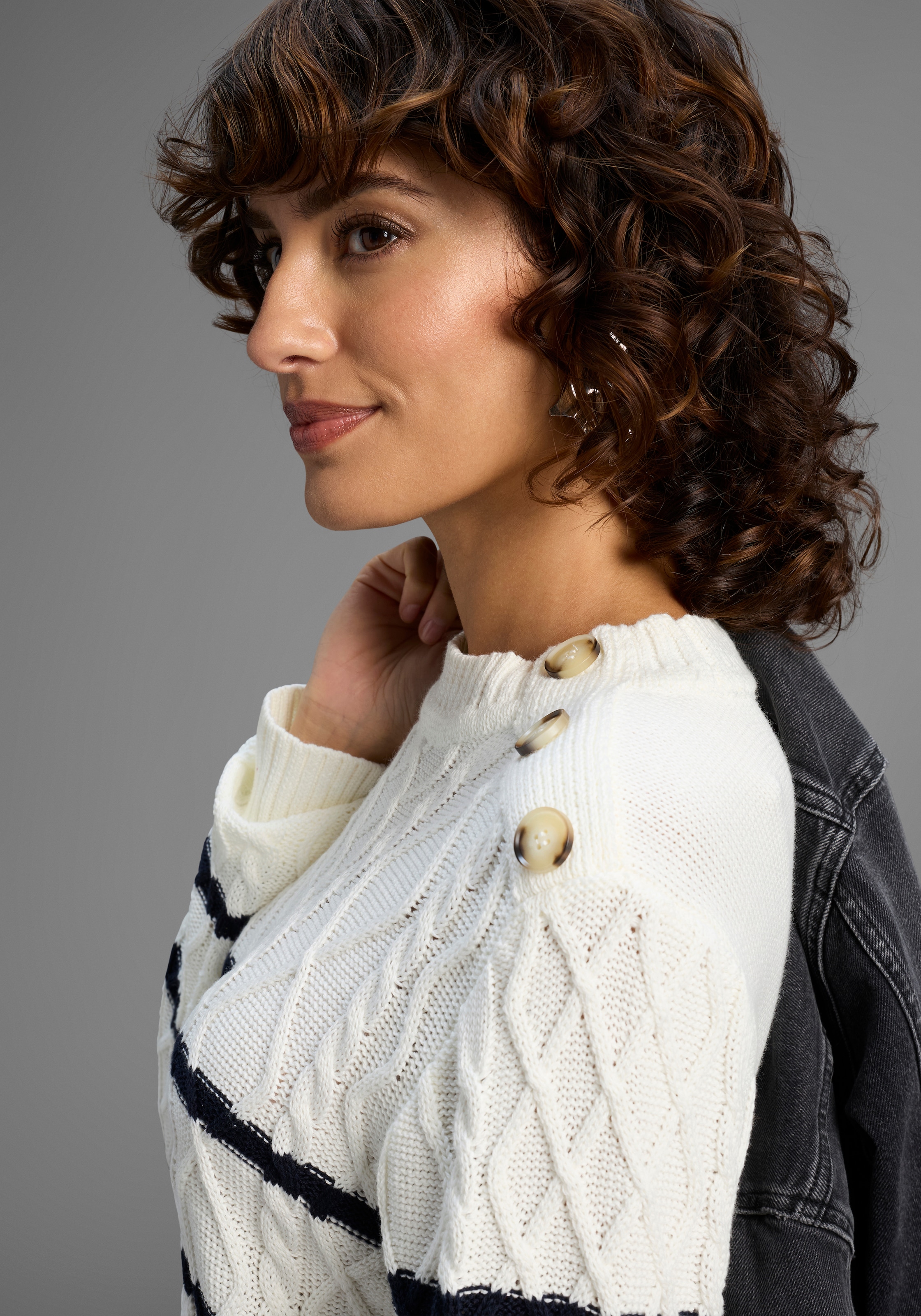 Laura Scott Robe en tricot mit Zopfstrickmuster und Zierknöpfen - NEUE KOLLEKTION