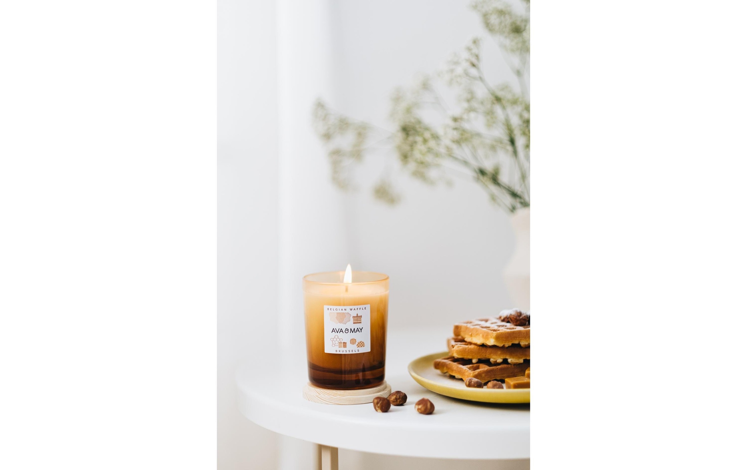 AVA & MAY Duftkerze »Belgian Waffle 180 g«, Holzart: Buche (Schweden)