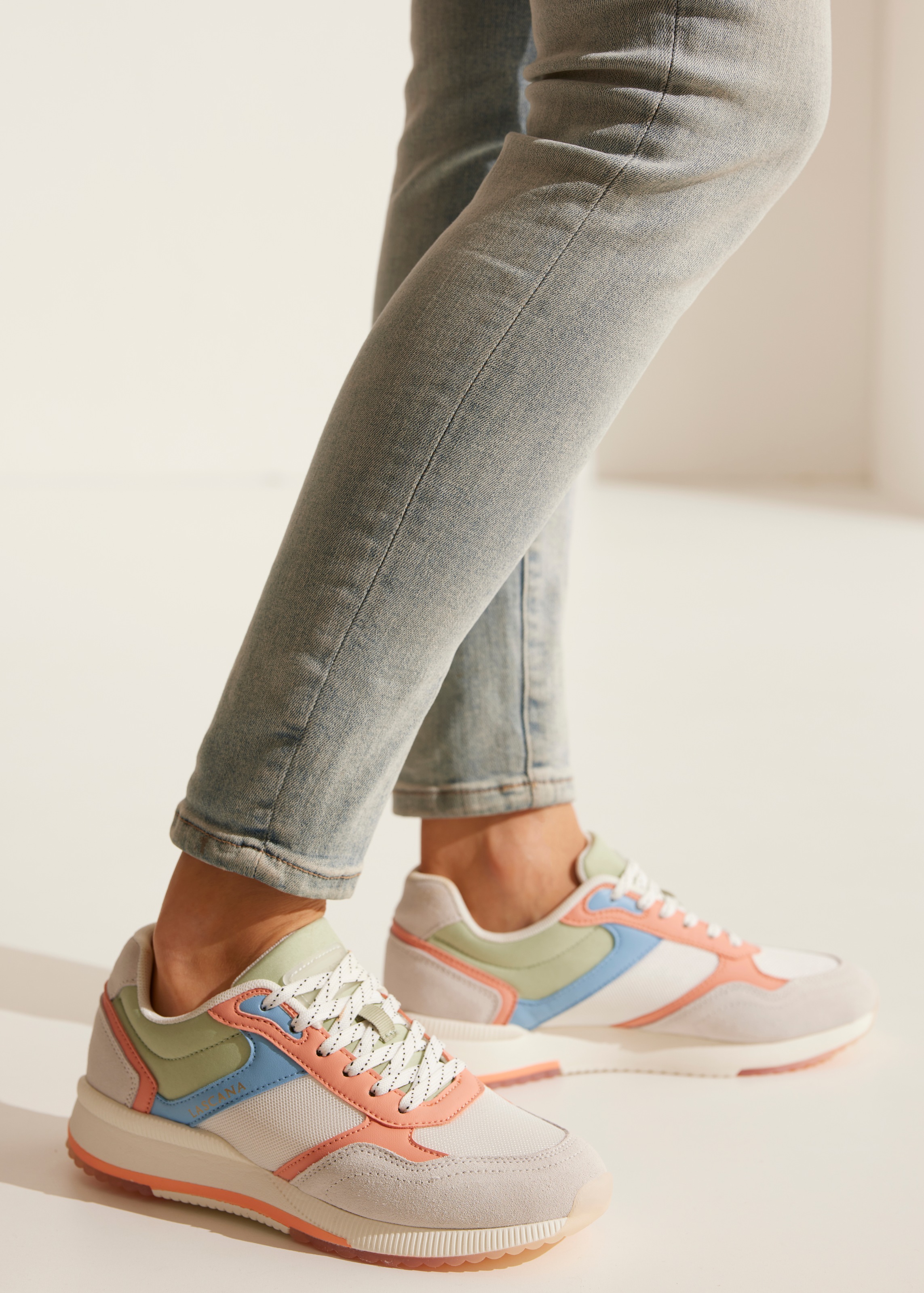 LASCANA Sneaker »Schnürschuh, Halbschuh, Freizeitschuh«, mit Lederanteil in mehrfarbiger Optik