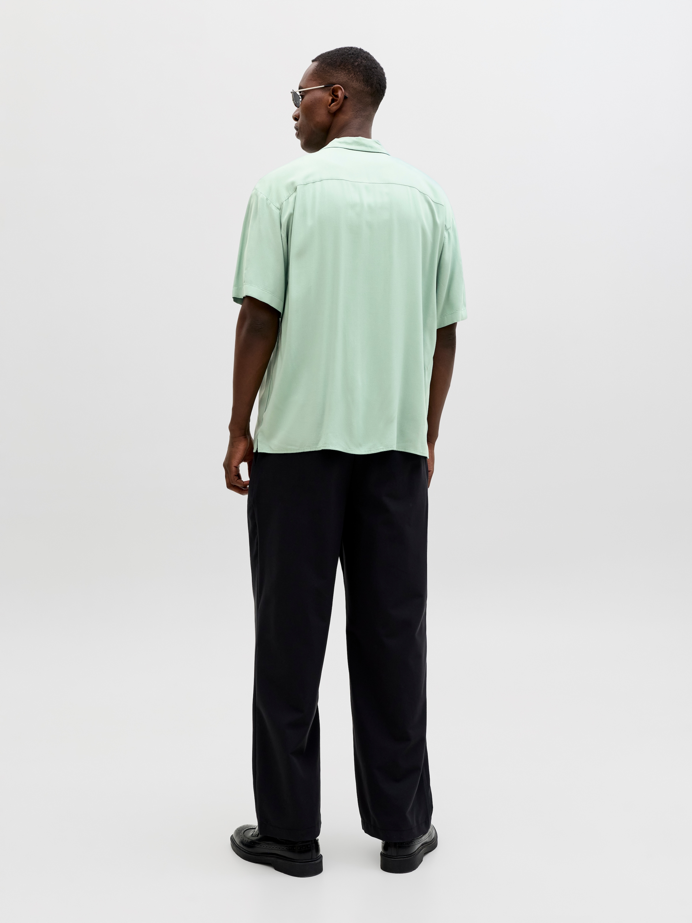 Jack & Jones Chemise à manches courtes »JJEJEFF RESORT SOLID SHIRT SS SN« Viskose, loose fit