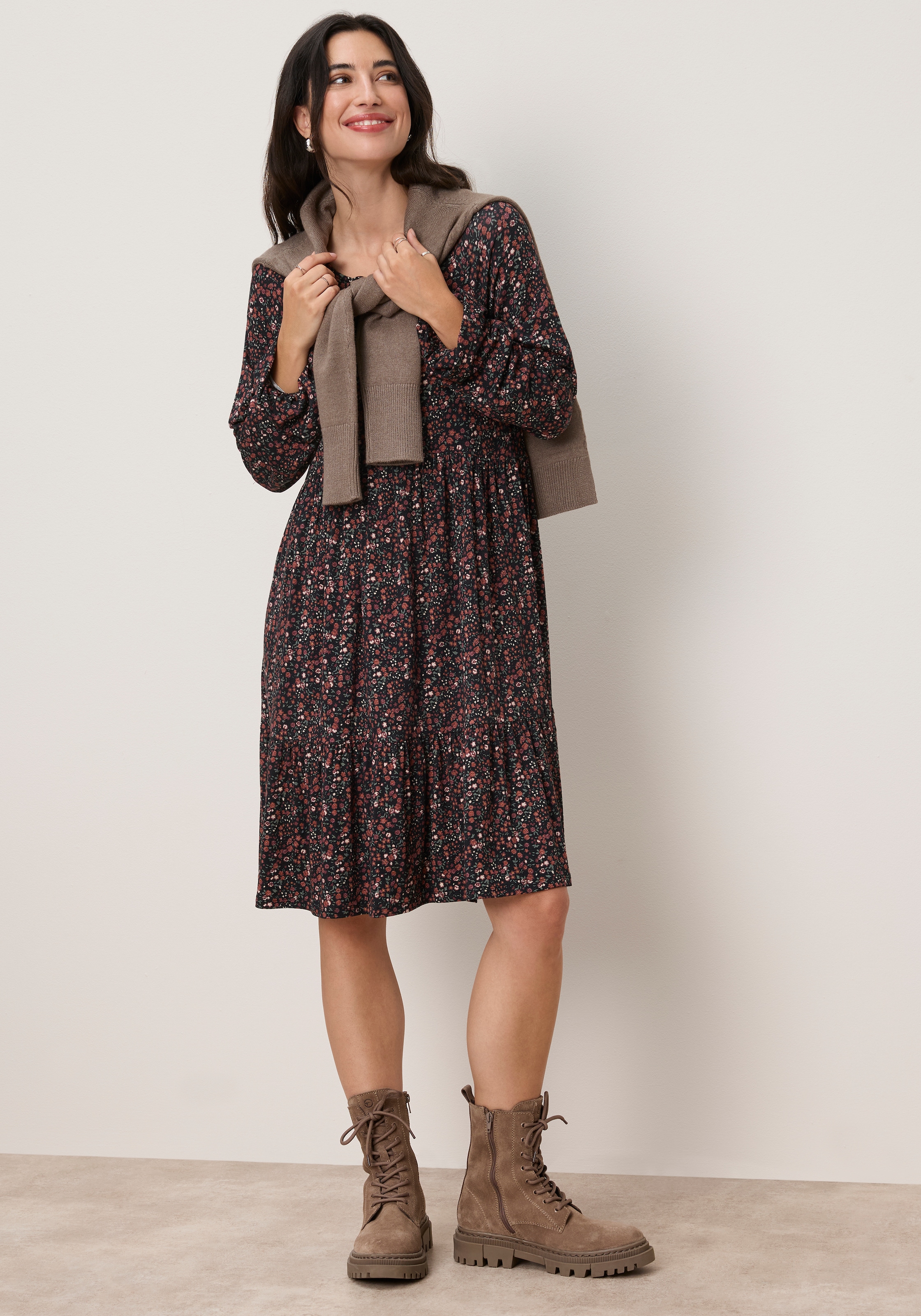 Tamaris Jerseykleid »mit figurbetonter Passform, Mini-Länge, geblümte Optik« mit modernen Schleifen-Details