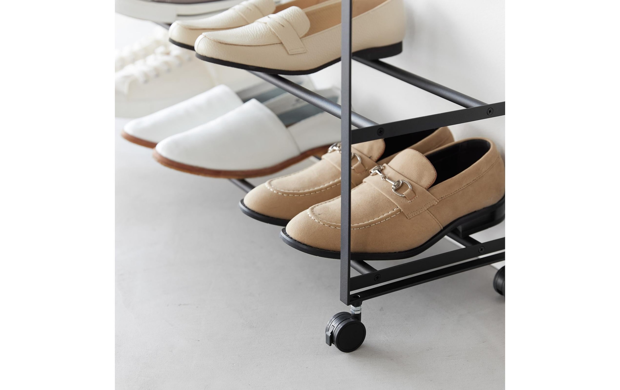 Yamazaki Schuhschrank »Tower 90.5 x 87 cm« 5-stöckiges Schuhregal mit Holzablage und Rollen