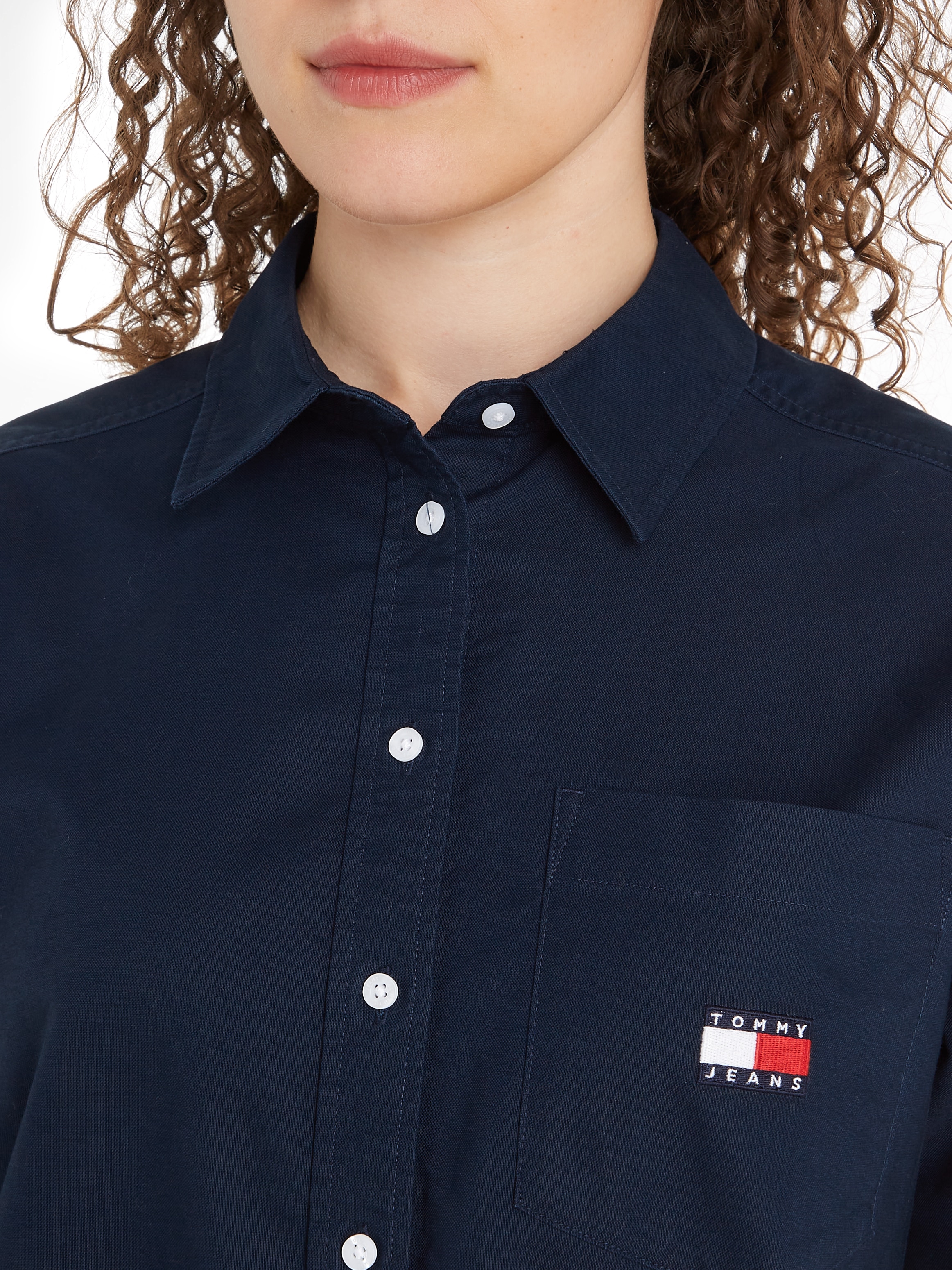 Tommy Jeans Blusentop »TJW BADGE BOYFRIEND«, mit Tommy Jeans Logo-Badge