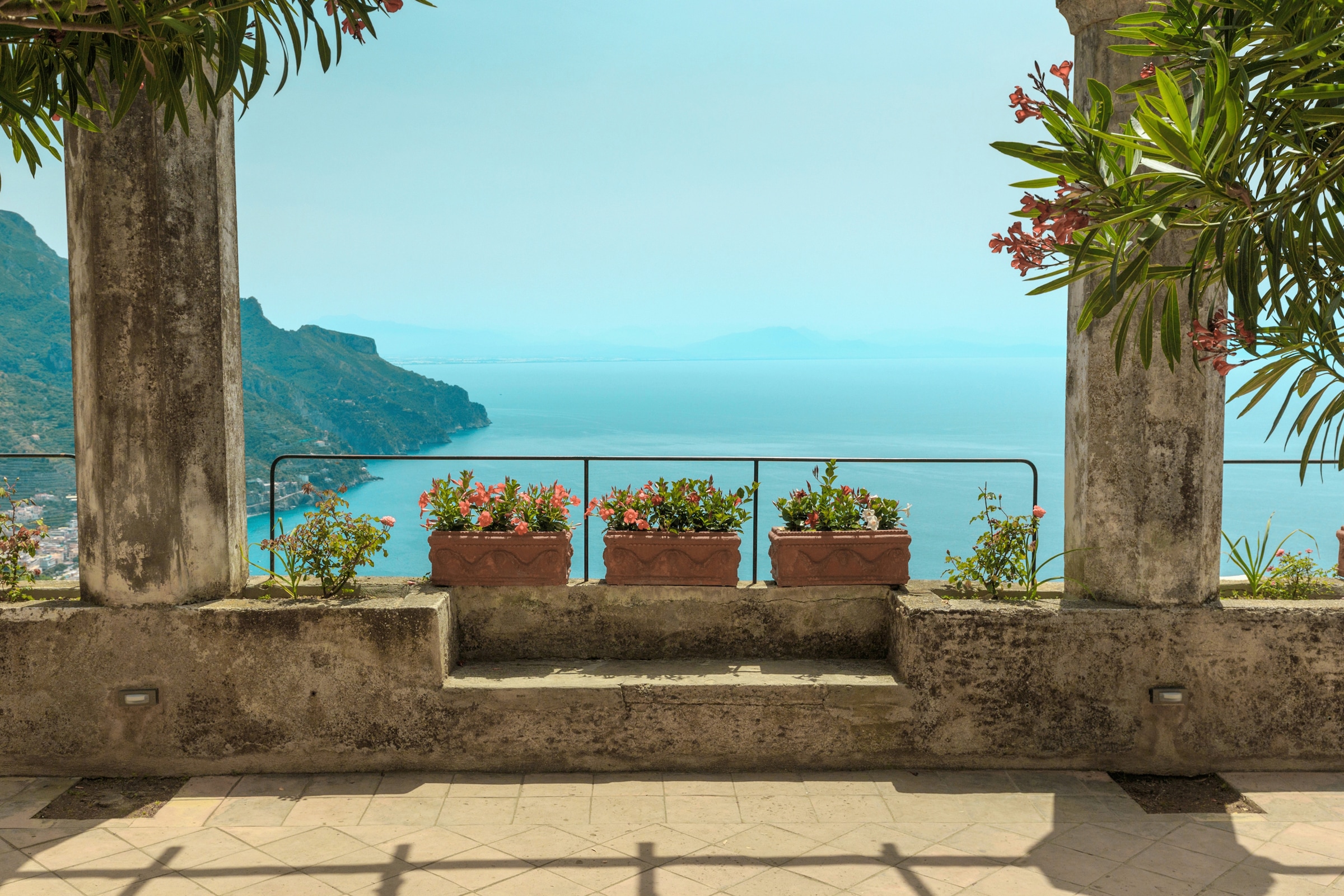 Image of Papermoon Fototapete "PERGOLA-TERRASSE STRAND KLIPPEN KÜSTE BLUMEN GEBIRGE"