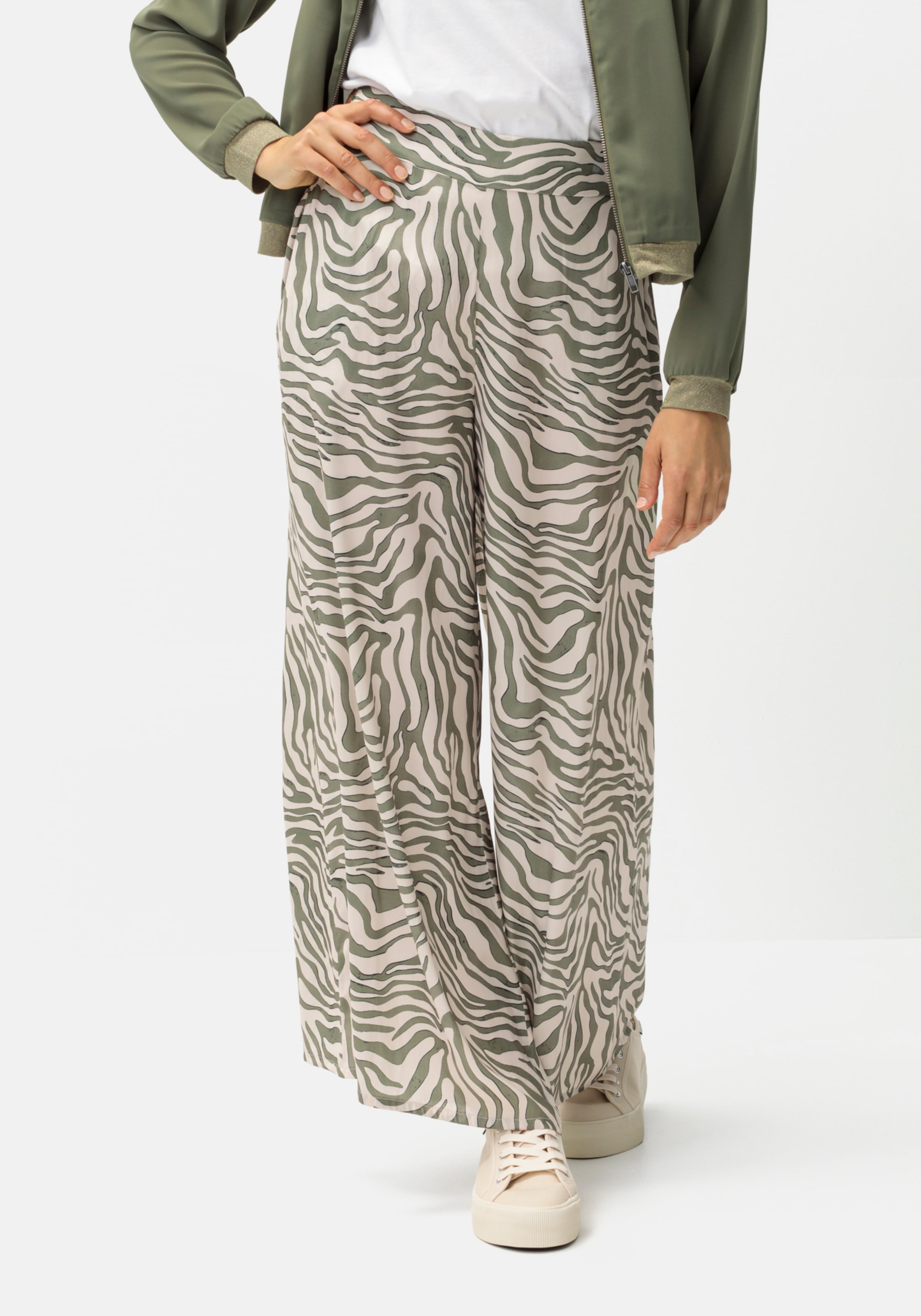 Image of LASCANA Webhose "mit extra weitem Bein aus softer Satinqualität" aus Satin mit Animaldruck, luftige Stoffhose mit Taschen, Strandhose