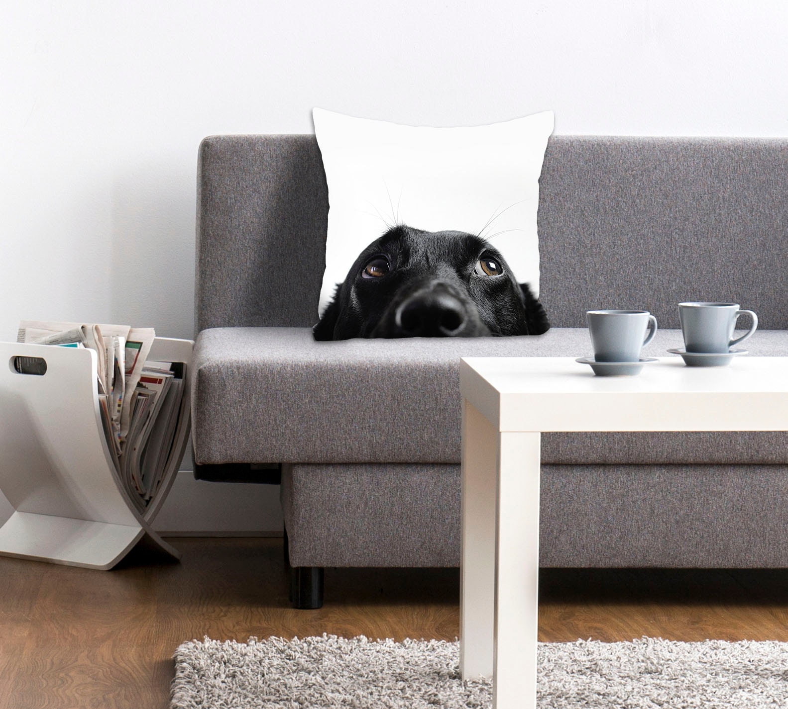Image of queence Dekokissen "Labby" mit einem neugierigen Labrador
