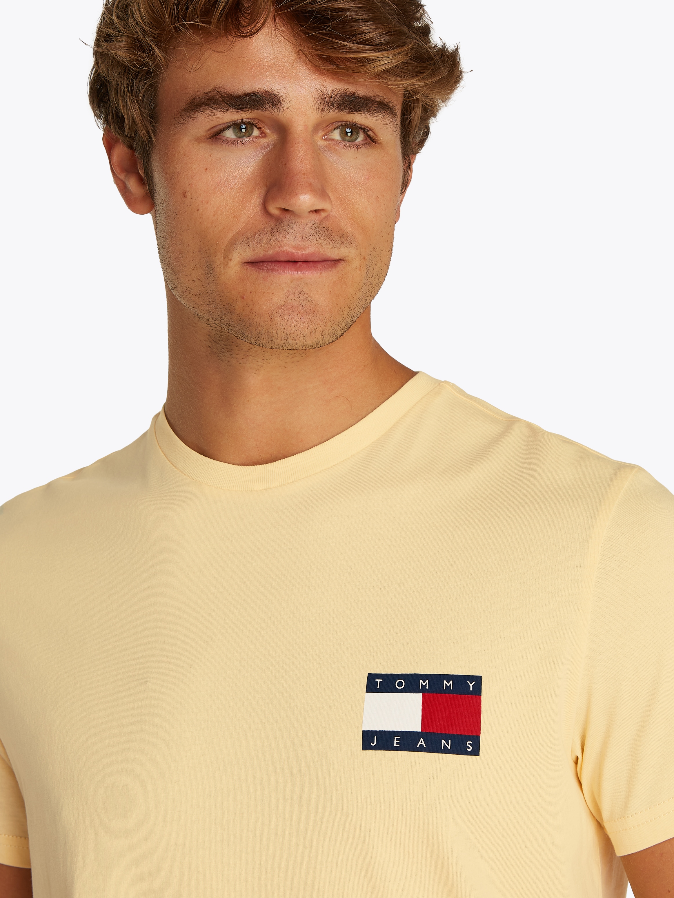 Tommy Jeans T-Shirt »TJM SLIM ESSENTIAL FLAG TEE EXT«, Mit Rundhalsausschnitt