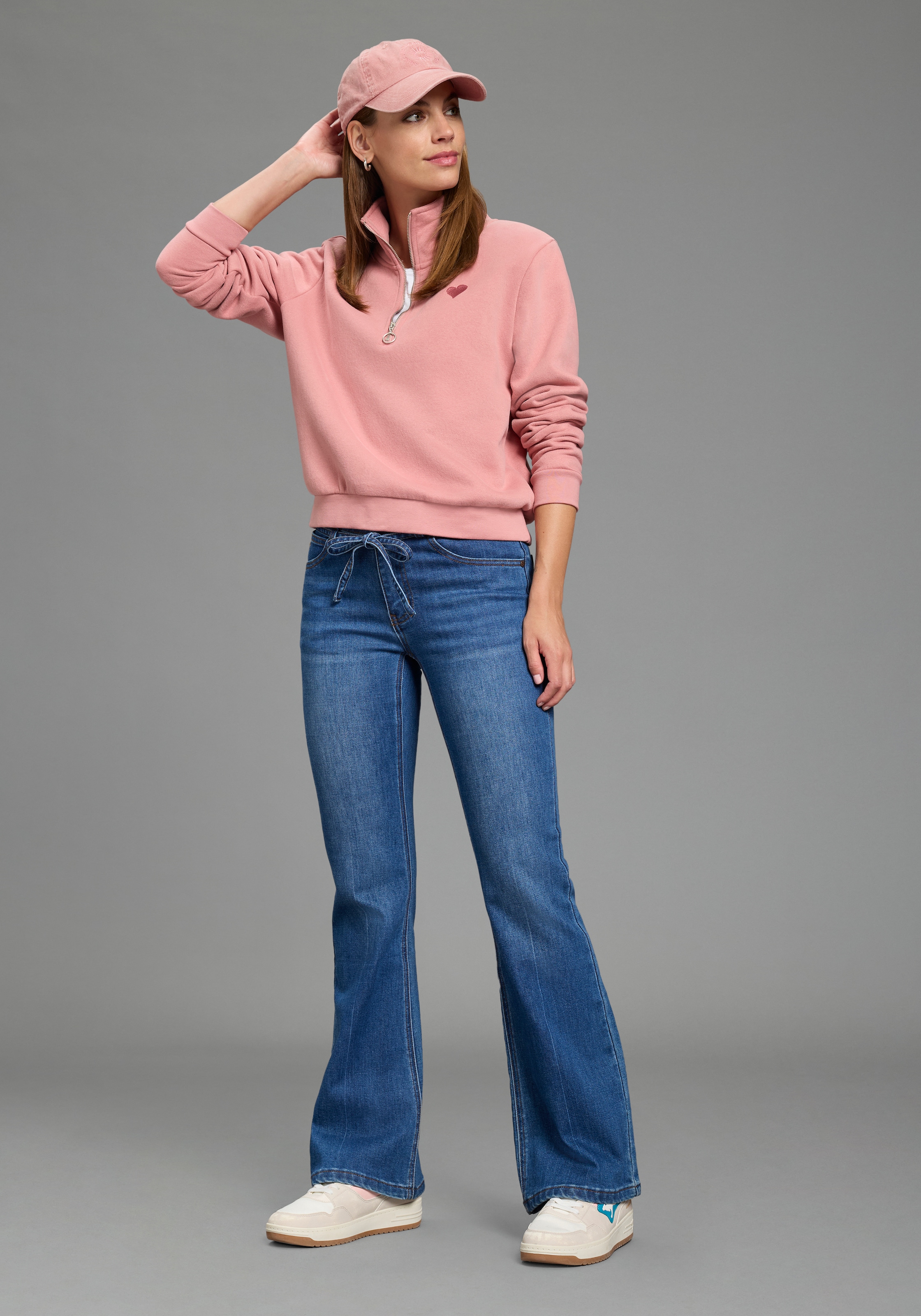 KangaROOS Bootcut-Jeans mit Reissverschluss, Knopf und Bindeband, lange Beinlänge