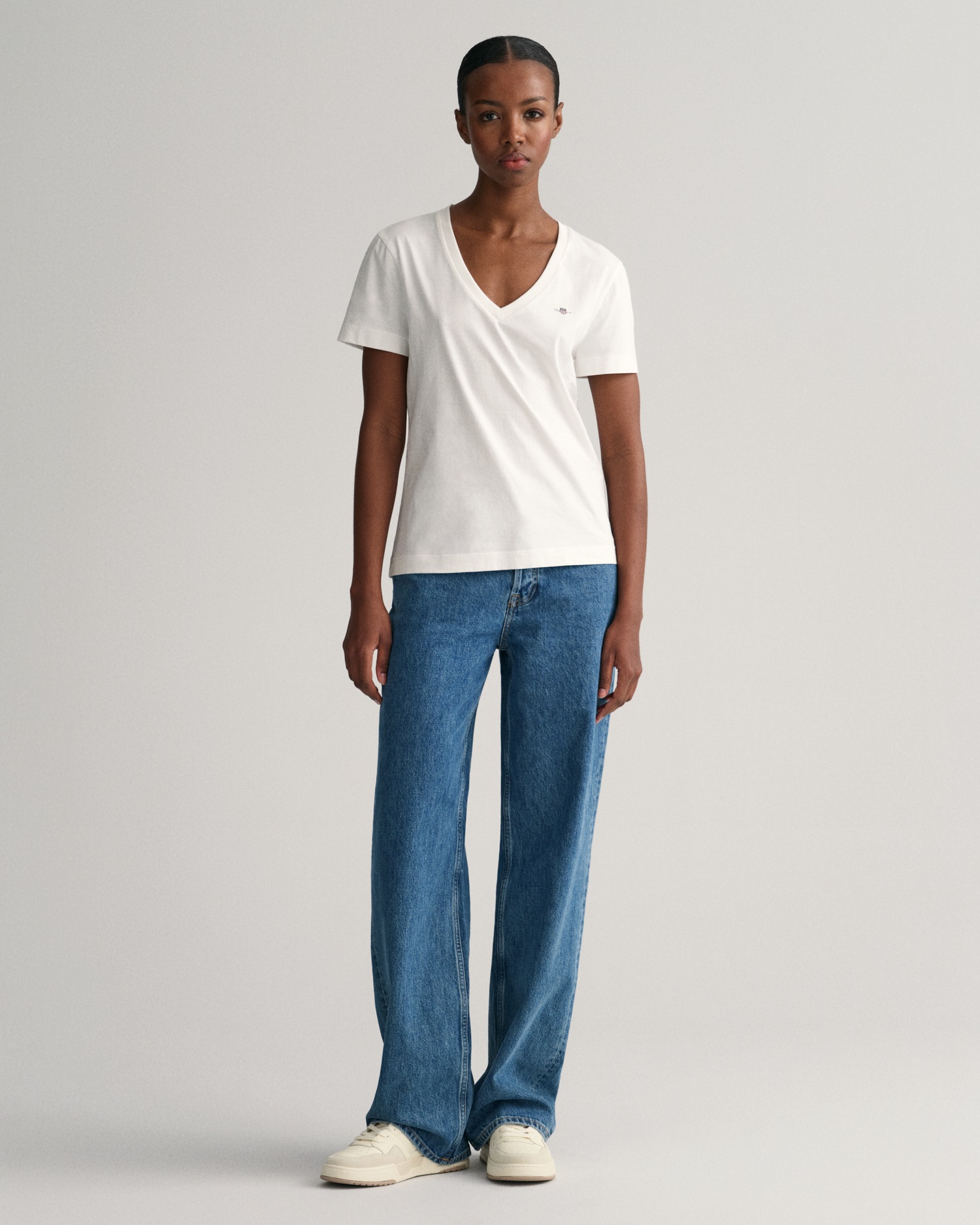 Gant T-Shirt »REG SHIELD KA V-NECK T-SHIRT«, mit einer kleinen Logostickerei auf der Brust