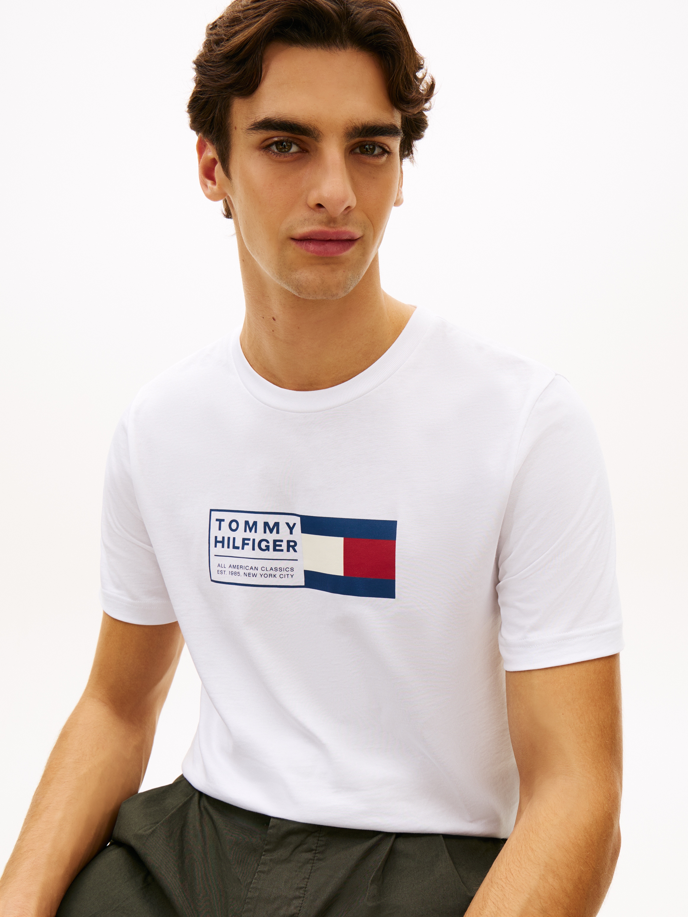Tommy Hilfiger T-shirt »BRAND LOVE TEXT BOX« regular fit, gerippter Rundhals