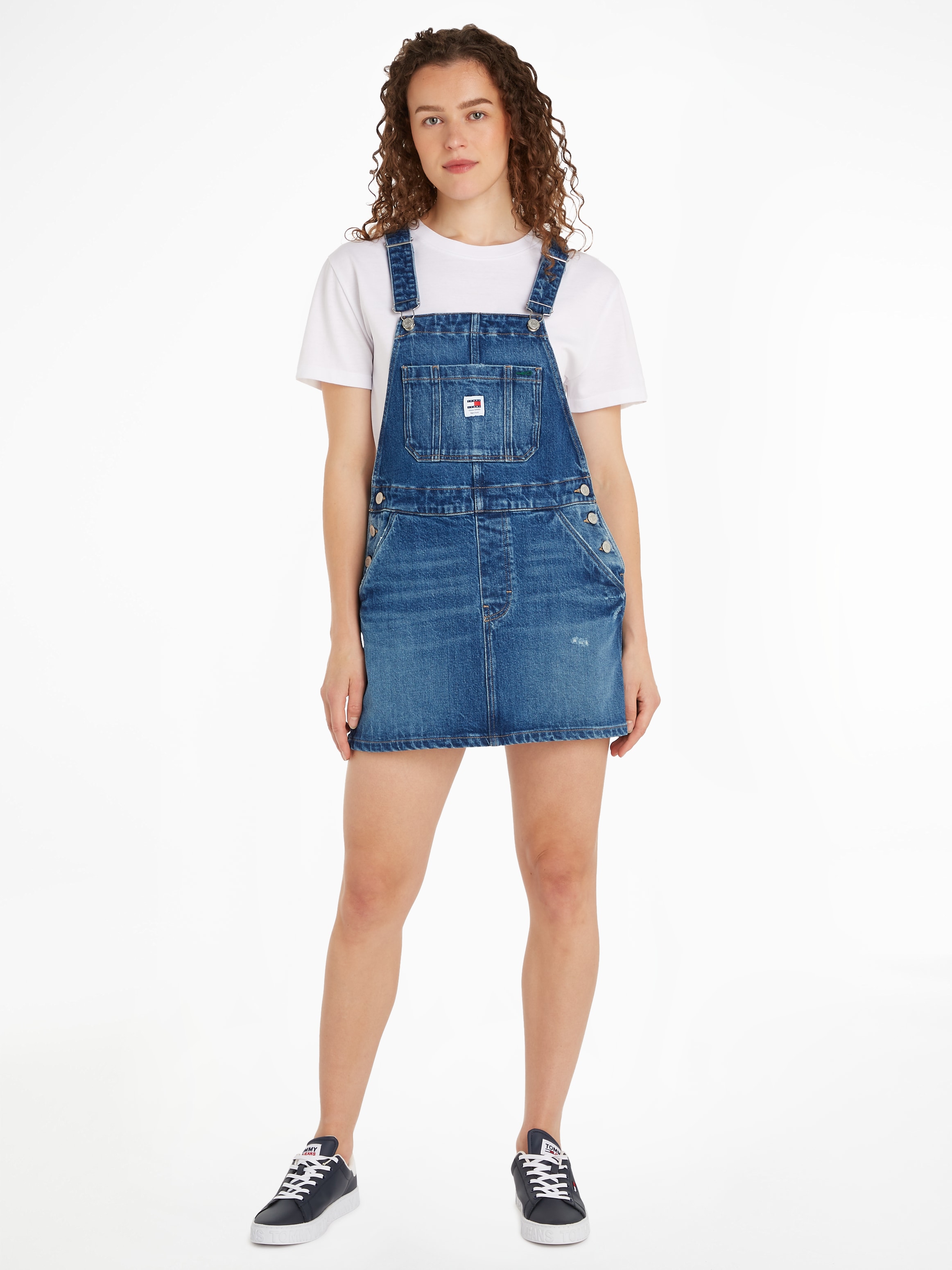 Latzkleid »DUNGAREE DENIM DRESS CH6138«, mit Tommy Jeans Flagge