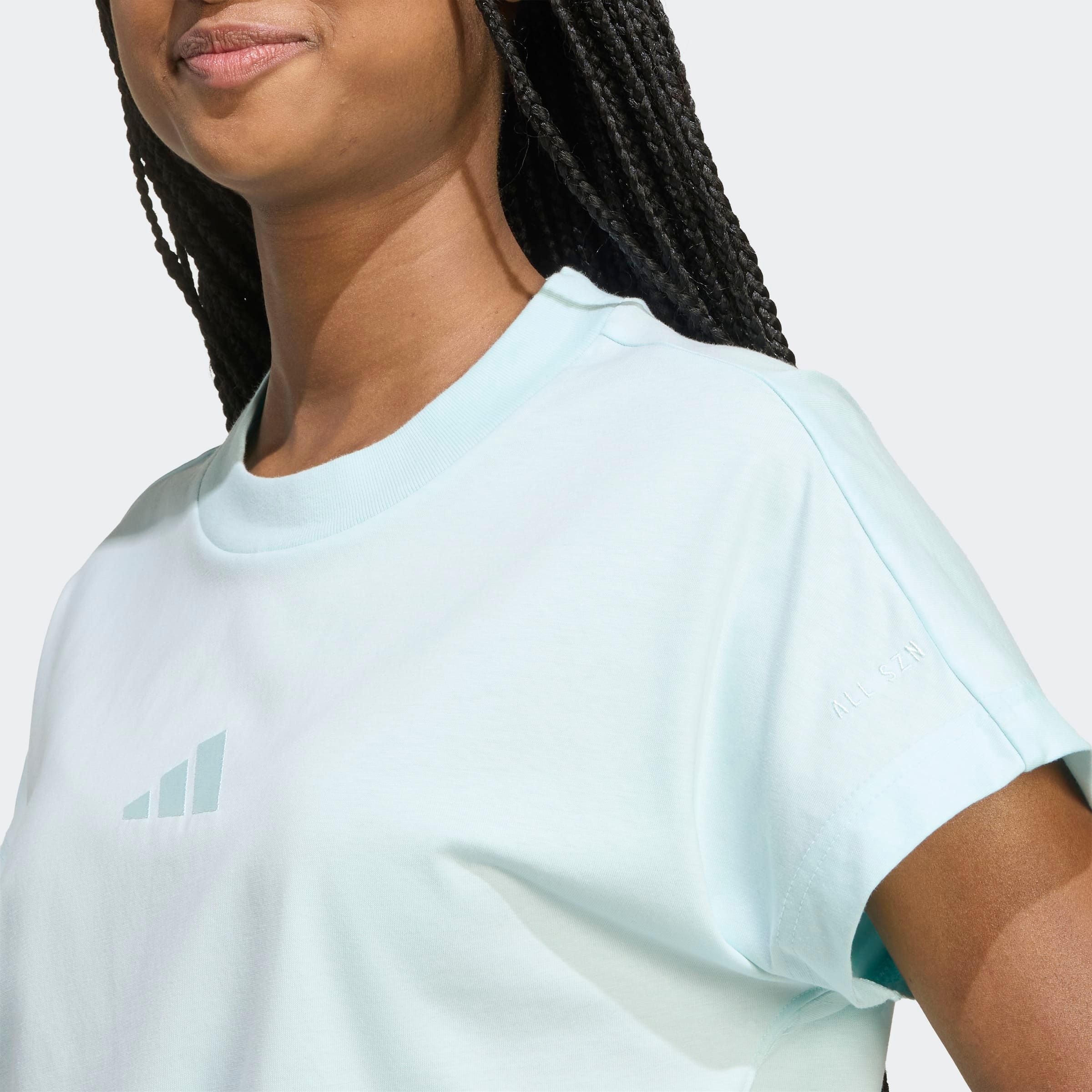 adidas Sportswear T-shirt »W ALL SZN TEE« bequeme Passform, sportlicher Stil, aufgesticktes Logo