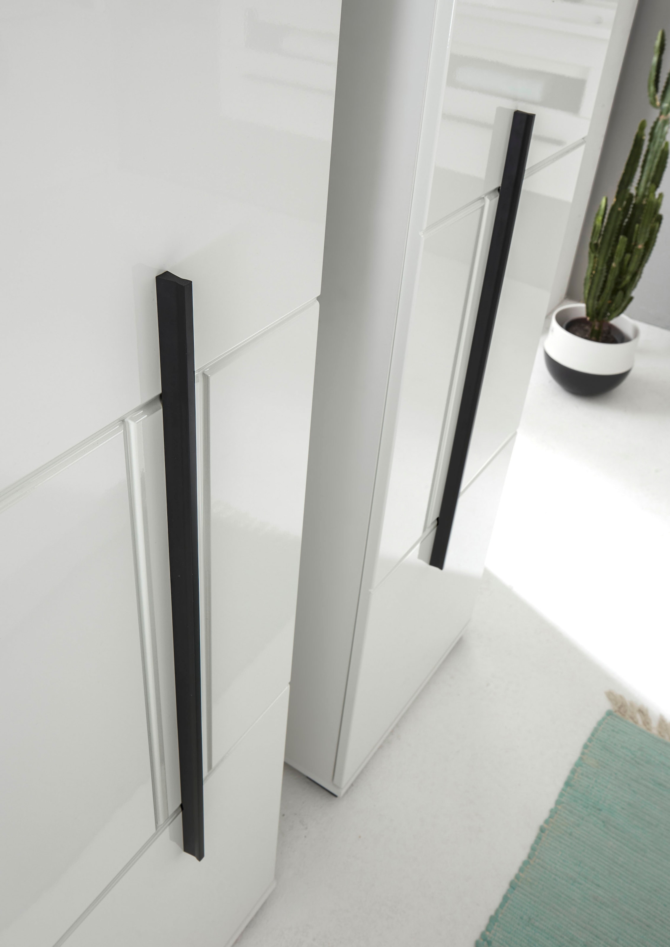 INOSIGN Badmöbel-Set »Cantara, Bad im modernen Design, 4-teiliges Badezimmer«, (Set, 4 St.), Waschtisch, Schränke und Spiegel, in Weiss Hochglanz, viel Stauraum