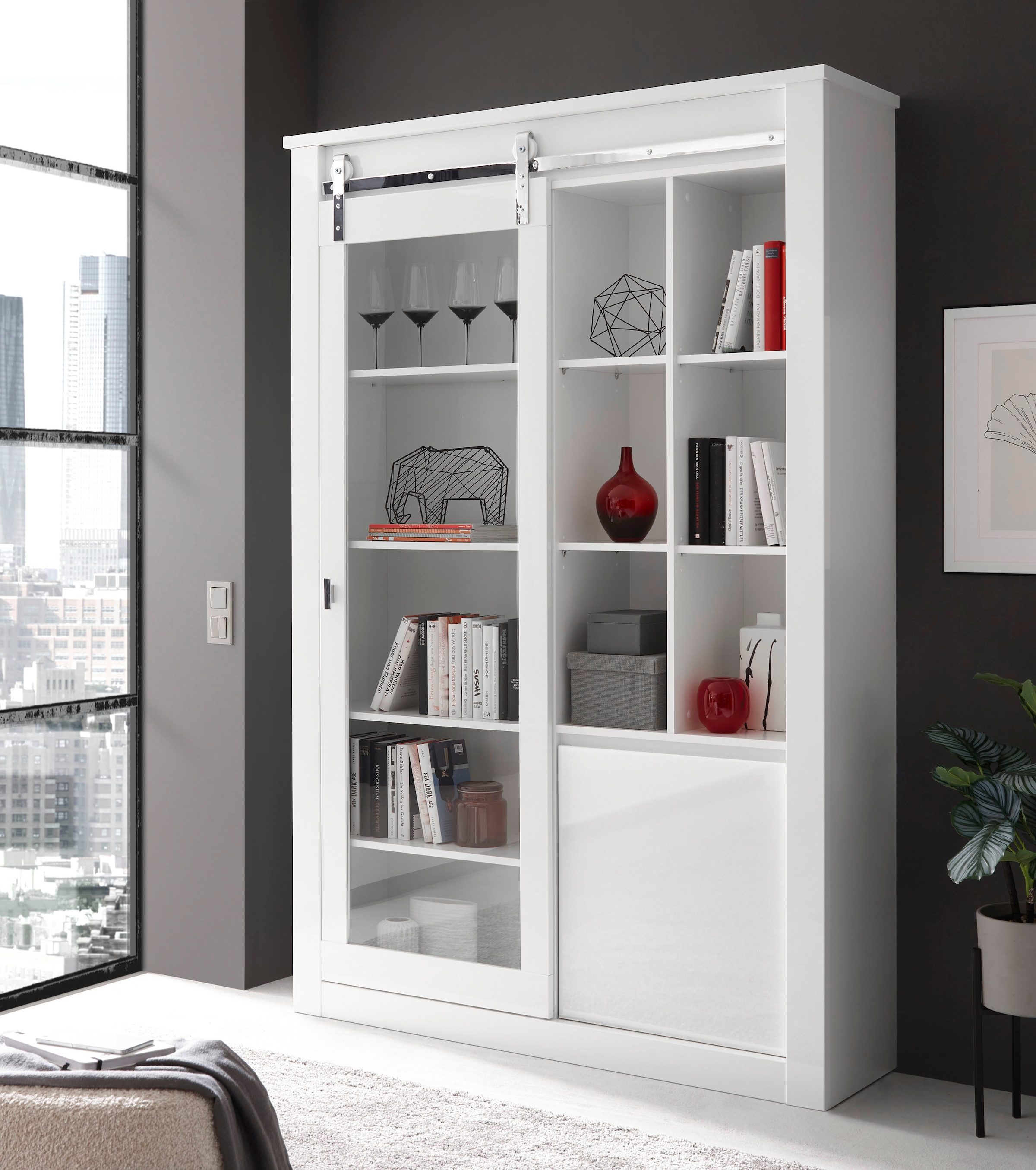 Home affaire Vitrine »Daytona, moderner Hochschrank, Glasvitrine in Weiss Hochglanz« mit Schiebetürenbeschlag in Chrom-Optik, ausreichend Stauraum