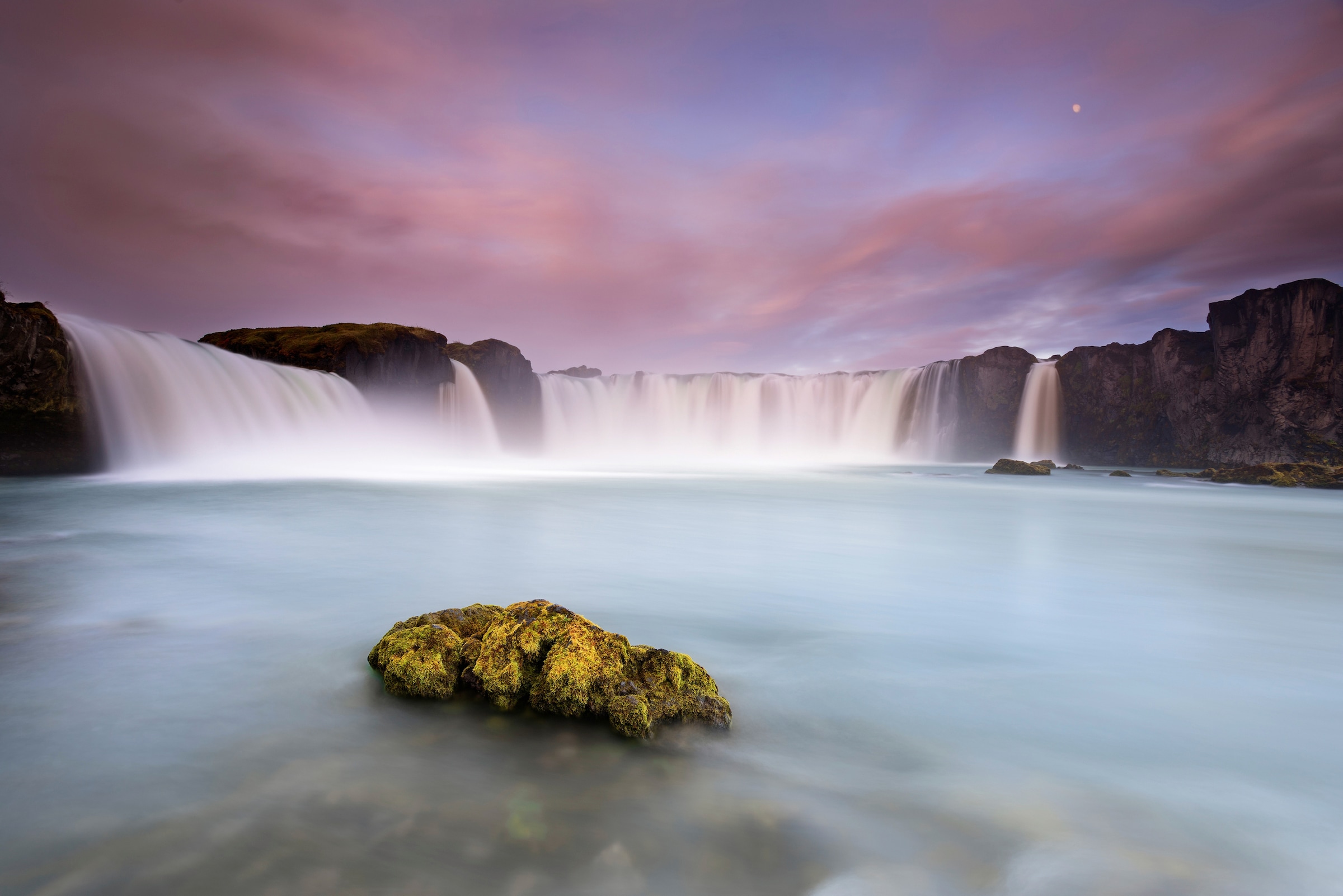 Fototapete »Photo-Art LUIGI RUOPPOLO, GODAFOSS UND DER MOND«