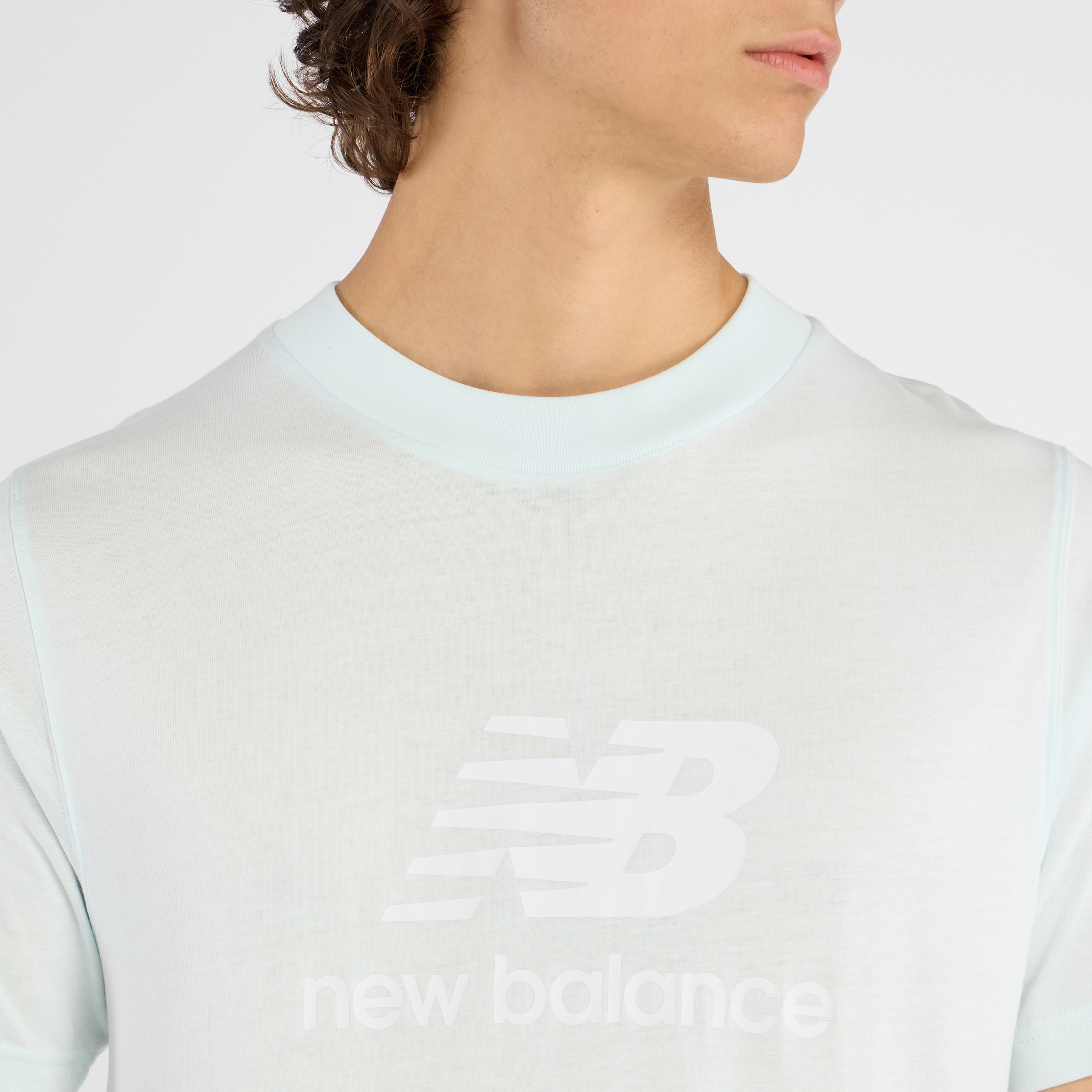 New Balance T-Shirt »SPORT ESSENTIALS LOGO T-SHIRT« Kurzarm, Rundhalsausschnitt, aus Baumwolle
