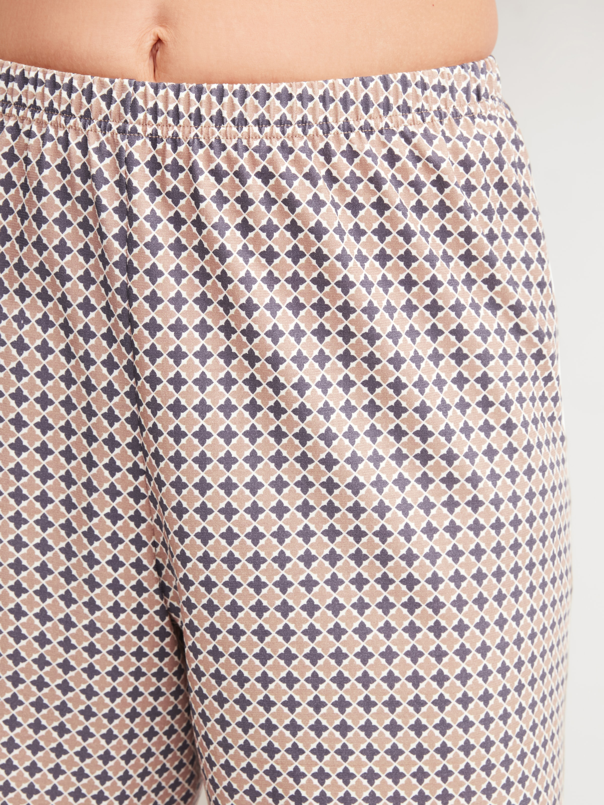 CALIDA Shorty »Graphic Nights« 2 tlg. Hose geblümt, Oberteil uni, V-Ausschnitt, kurzärmelig