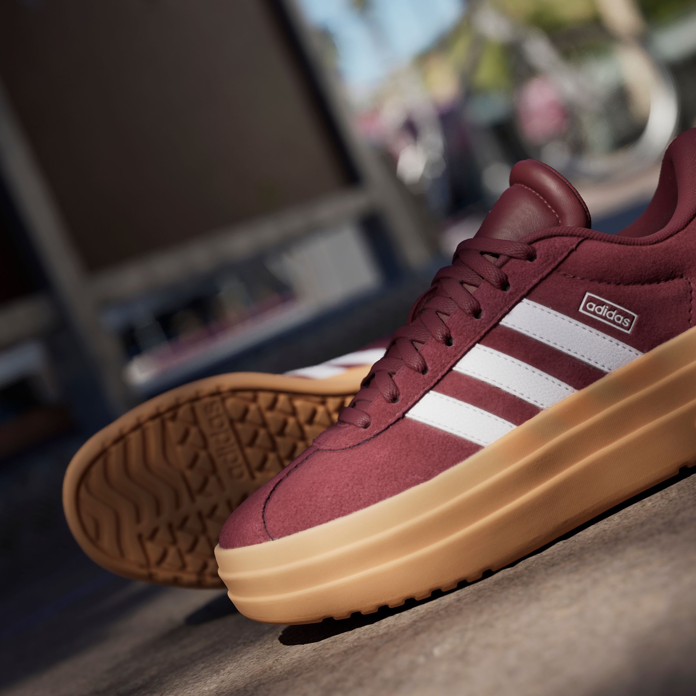 adidas Sportswear Plateausneaker »VL COURT BOLD LIFESTYLE KIDS«, Design auf den Spuren des adidas Gazelle Bold