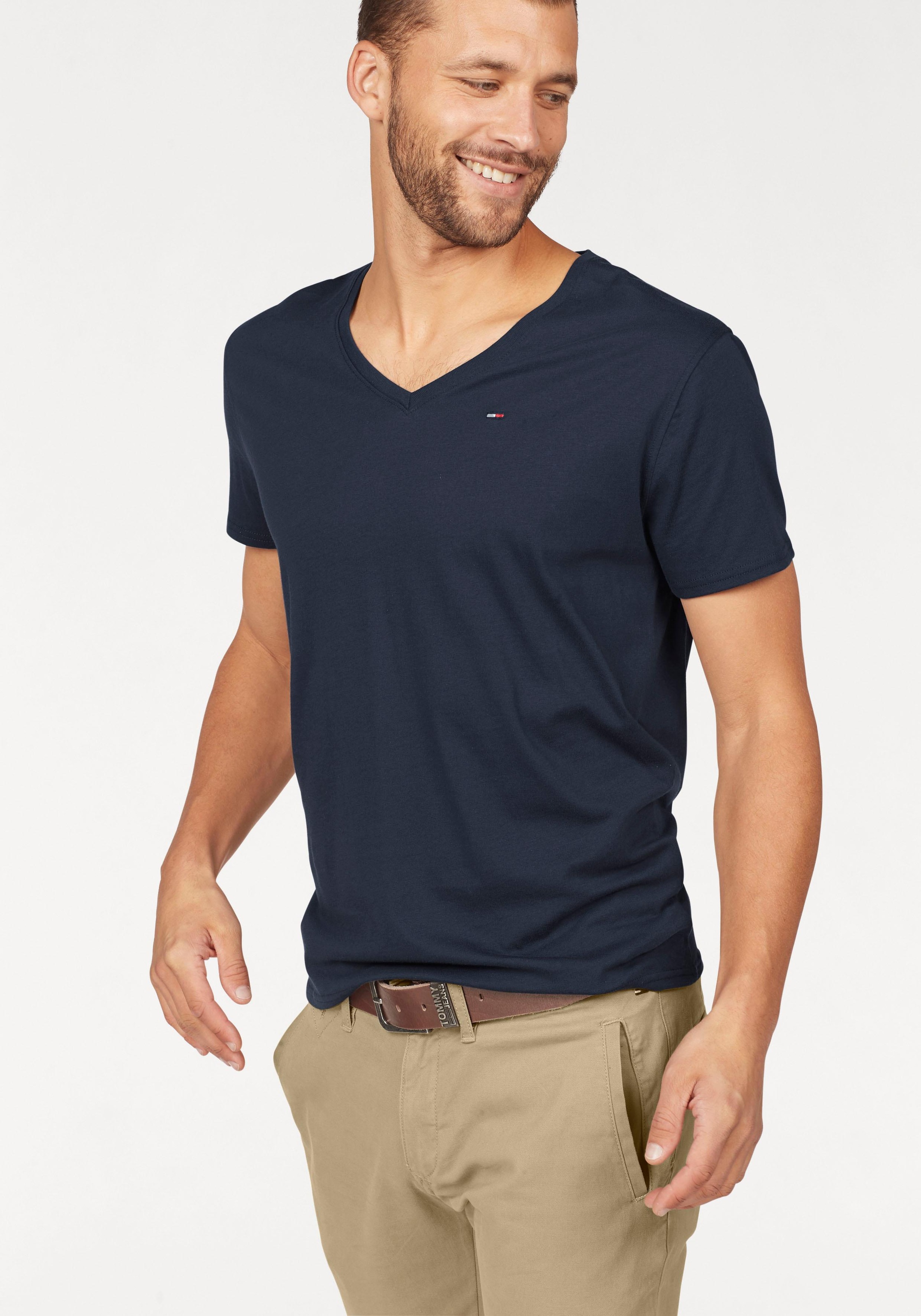Image of Tommy Jeans T-Shirt "TJM ORIGINAL JERSEY V NECK" mit V-Ausschnitt und dezenter Logo-Flag